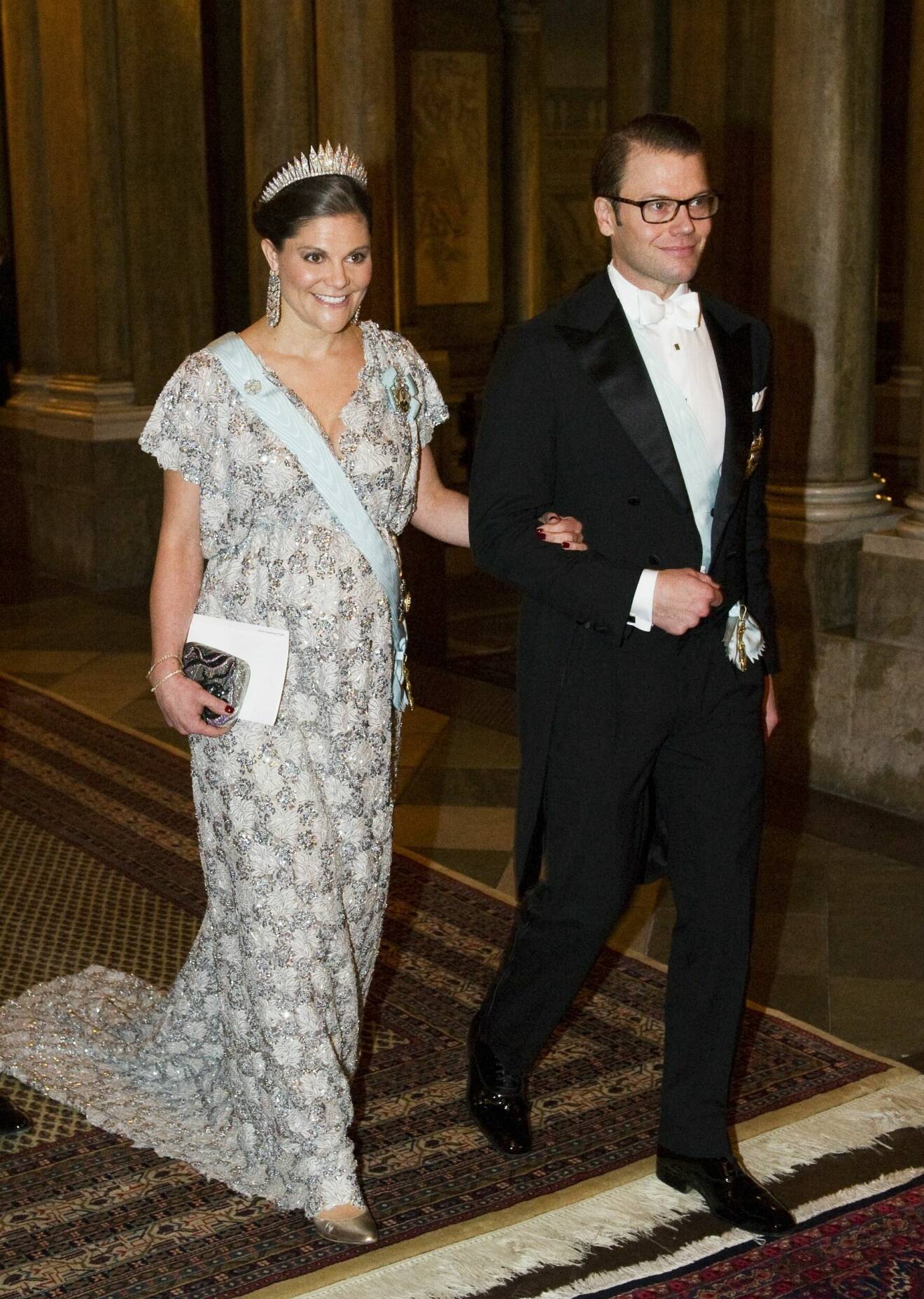 Kronprinsessan i en silvrig paljettklänning 2011.