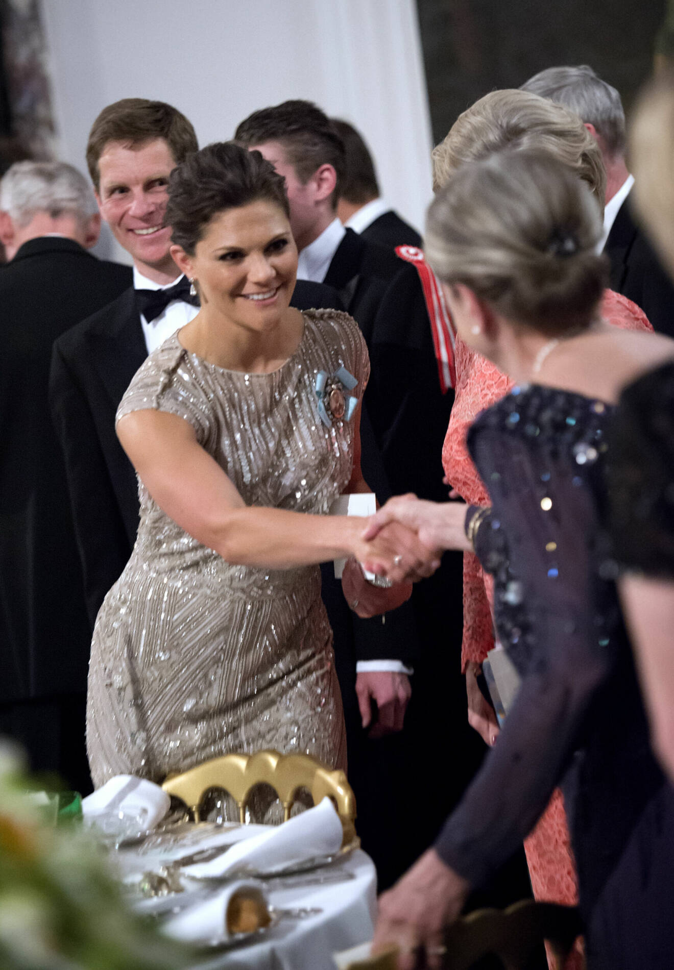 Kronprinsessan Victoria lånade en paljettklänning av prinsessan Madeleine 2015.