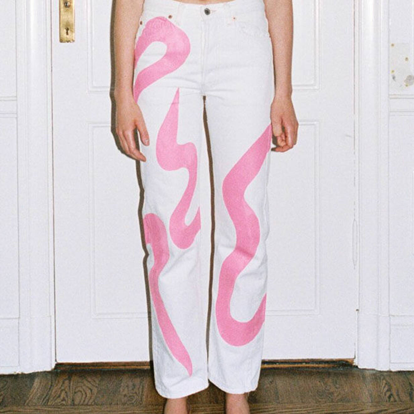 vita jeans med rosa mönster från Iggy Jeans