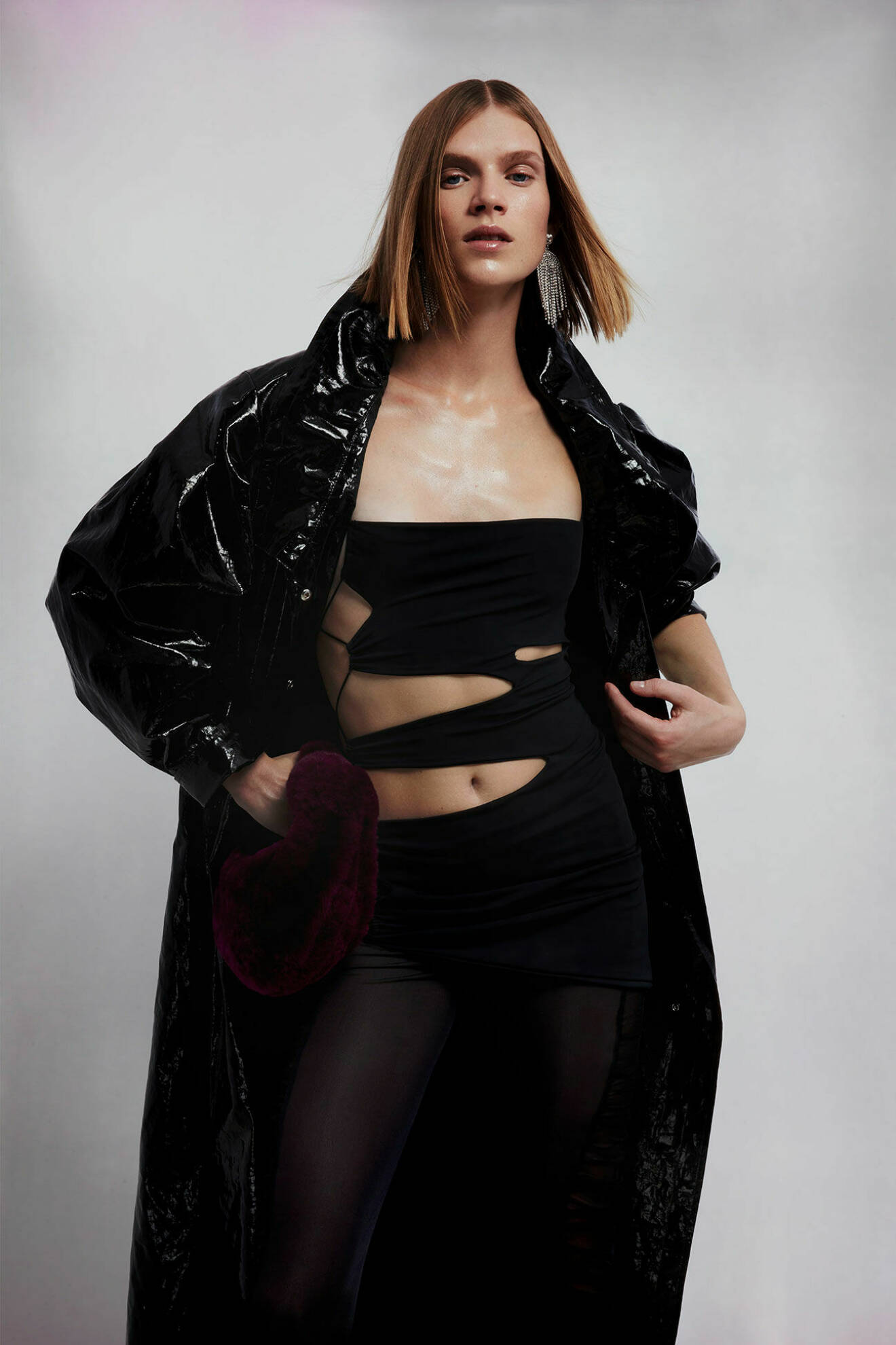 Modellen bär en svart klänning med en svart kappa från Isabel Marant