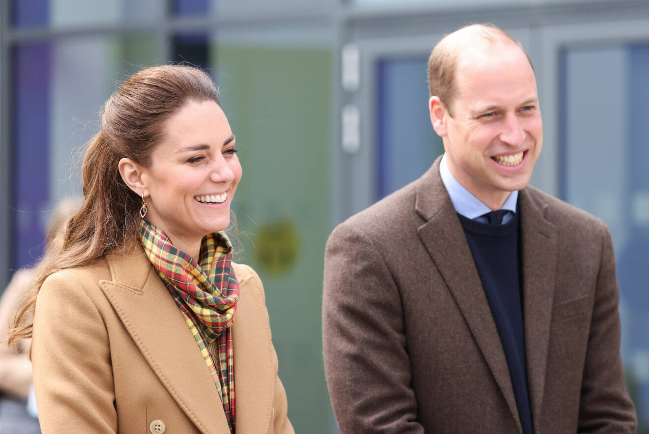 Kate och William på ett officiellt uppdrag tillsammans. Kate i beige kappa och William bär en mörkbrun kavaj.