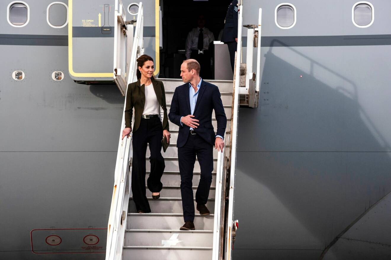 Kate och William kliver ut från ett flygplan.