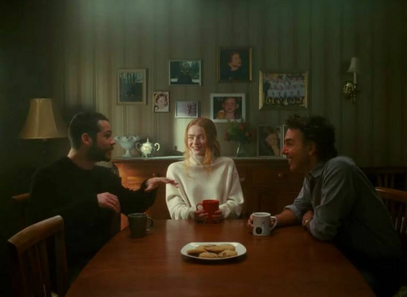 scen ur videon där paret fikar med tjejens pappa