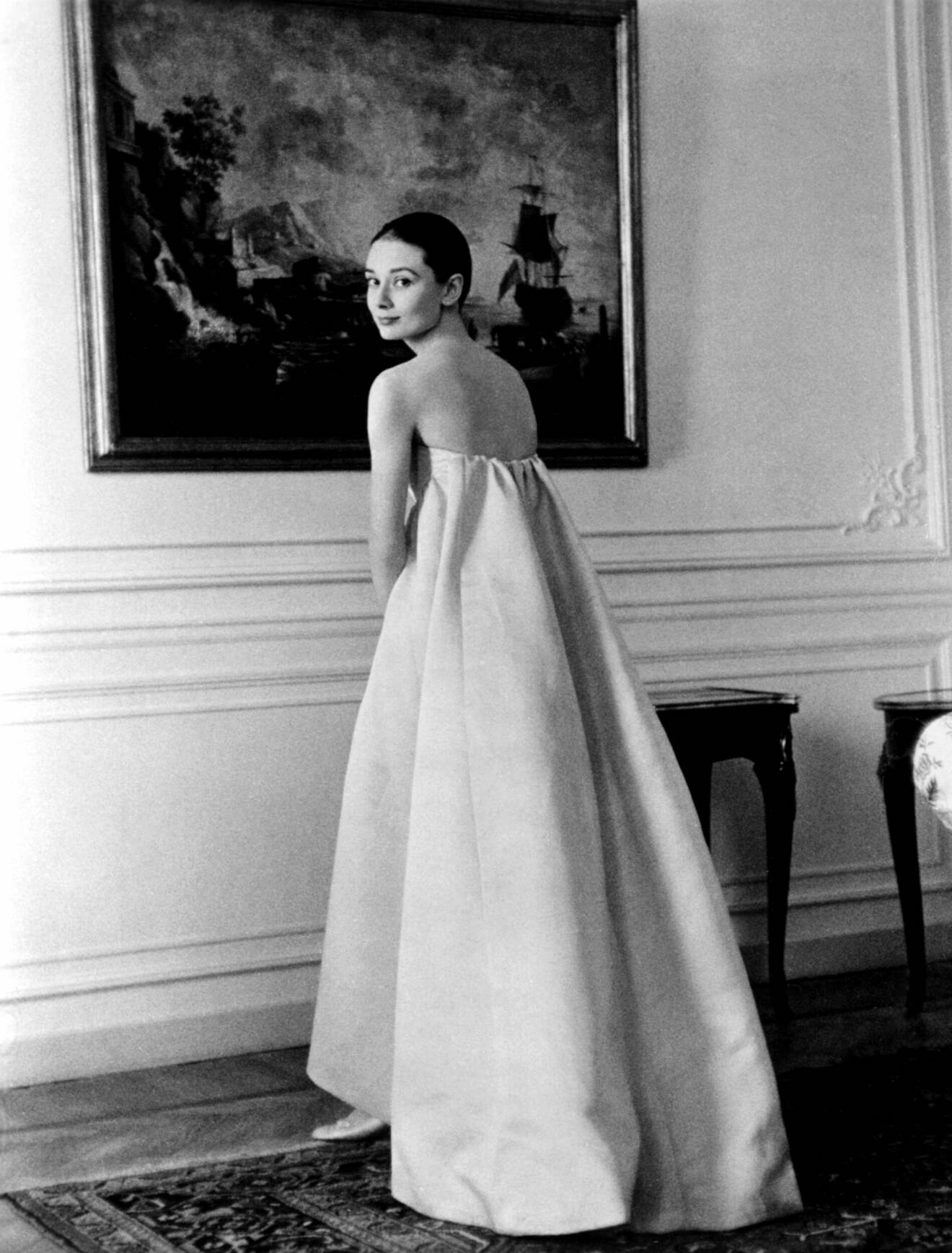 Audrey Hepburn provar kläder hos Givenchy i Rom 1958.