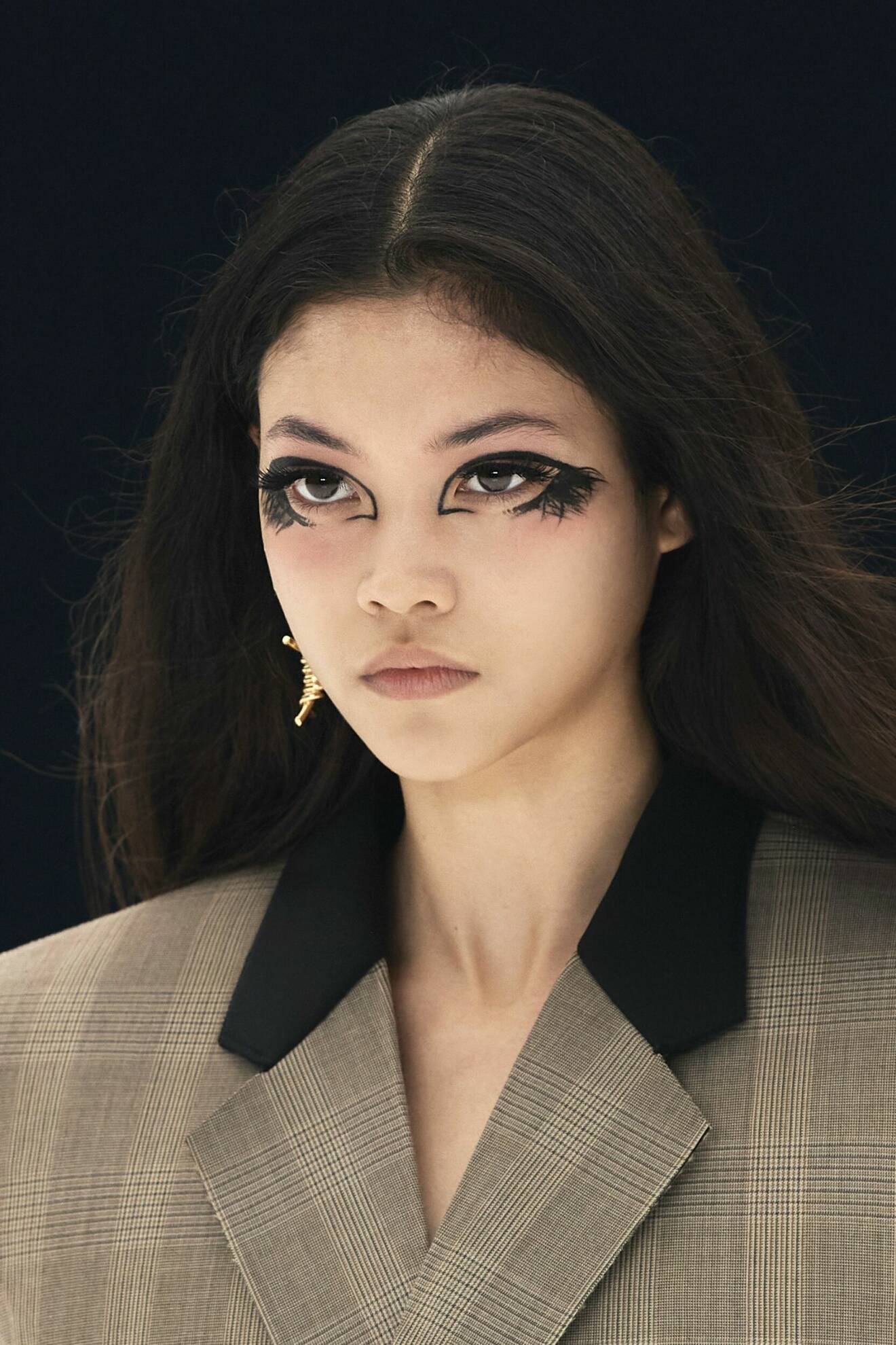Kreativ makeup på Givenchys vårvisning 2022.