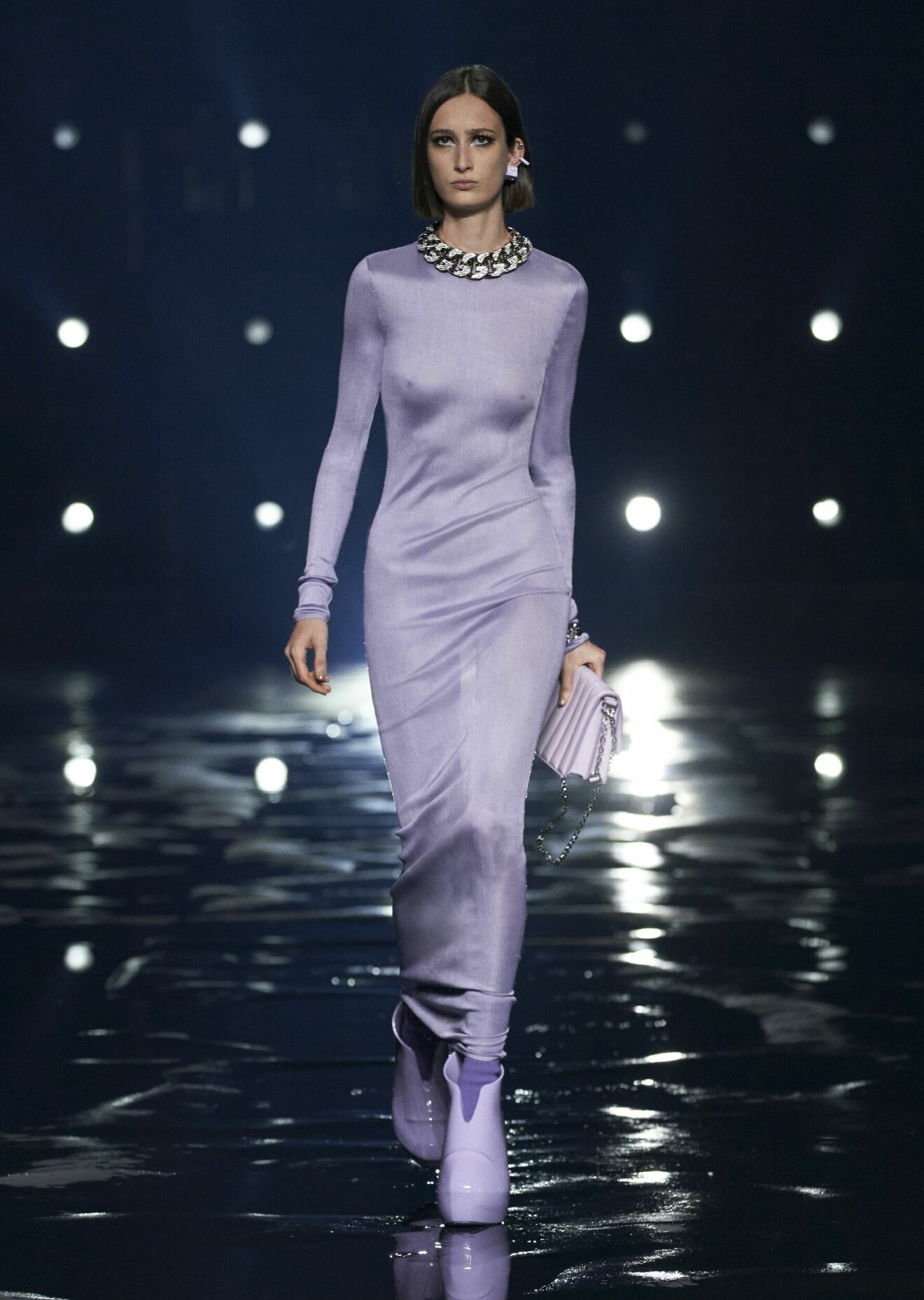 Lavendellook från Givenchys höstkollektion 2021.
