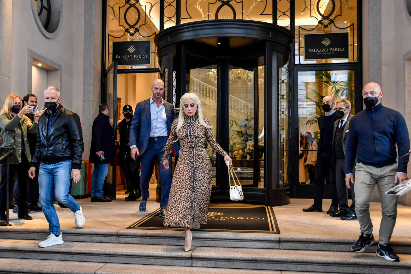 Lady Gaga i leopardmönstrad outfit från Valentino på besök i Milano.