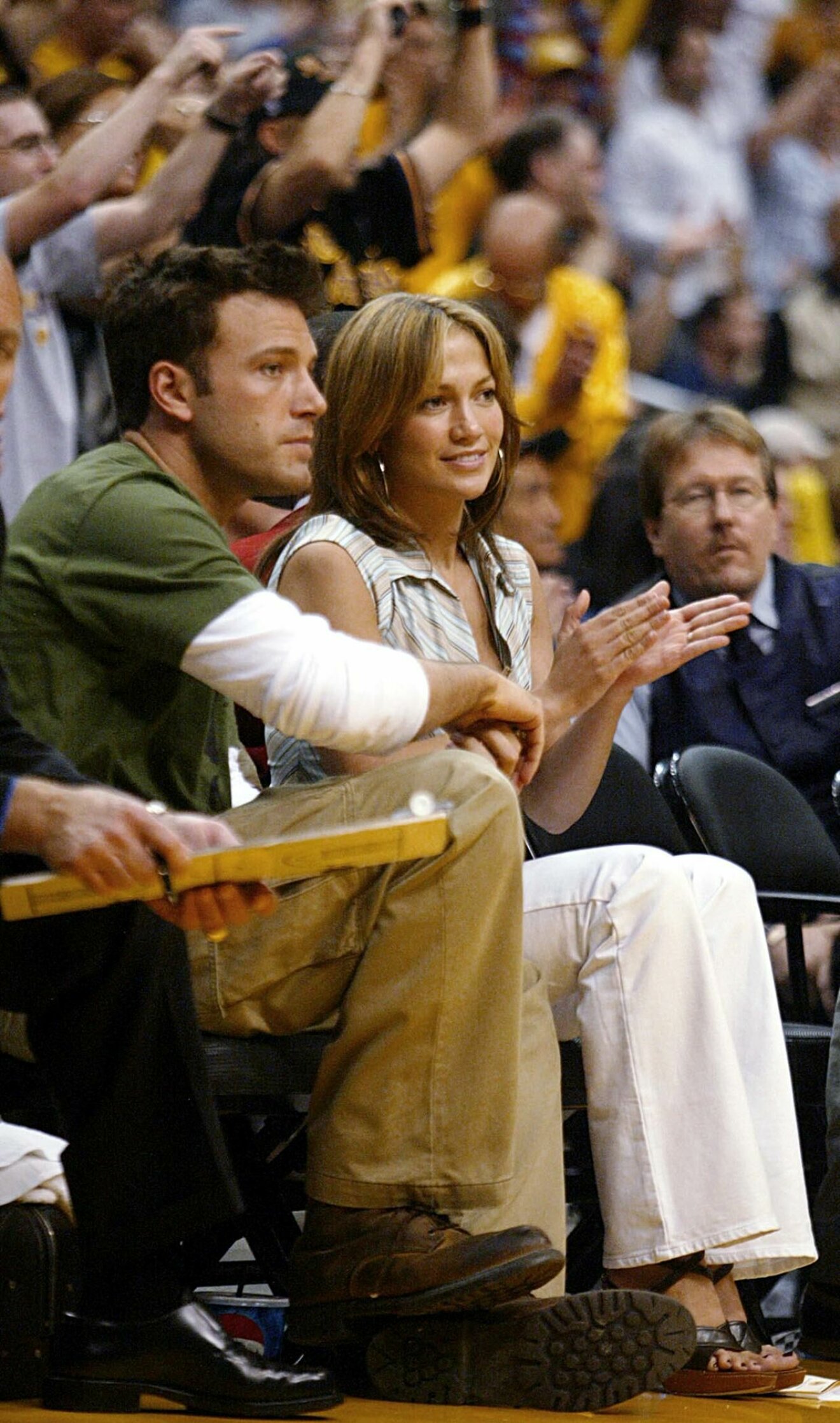 Jennifer Lopez och Ben Affleck på baskedmatch i maj 2003.