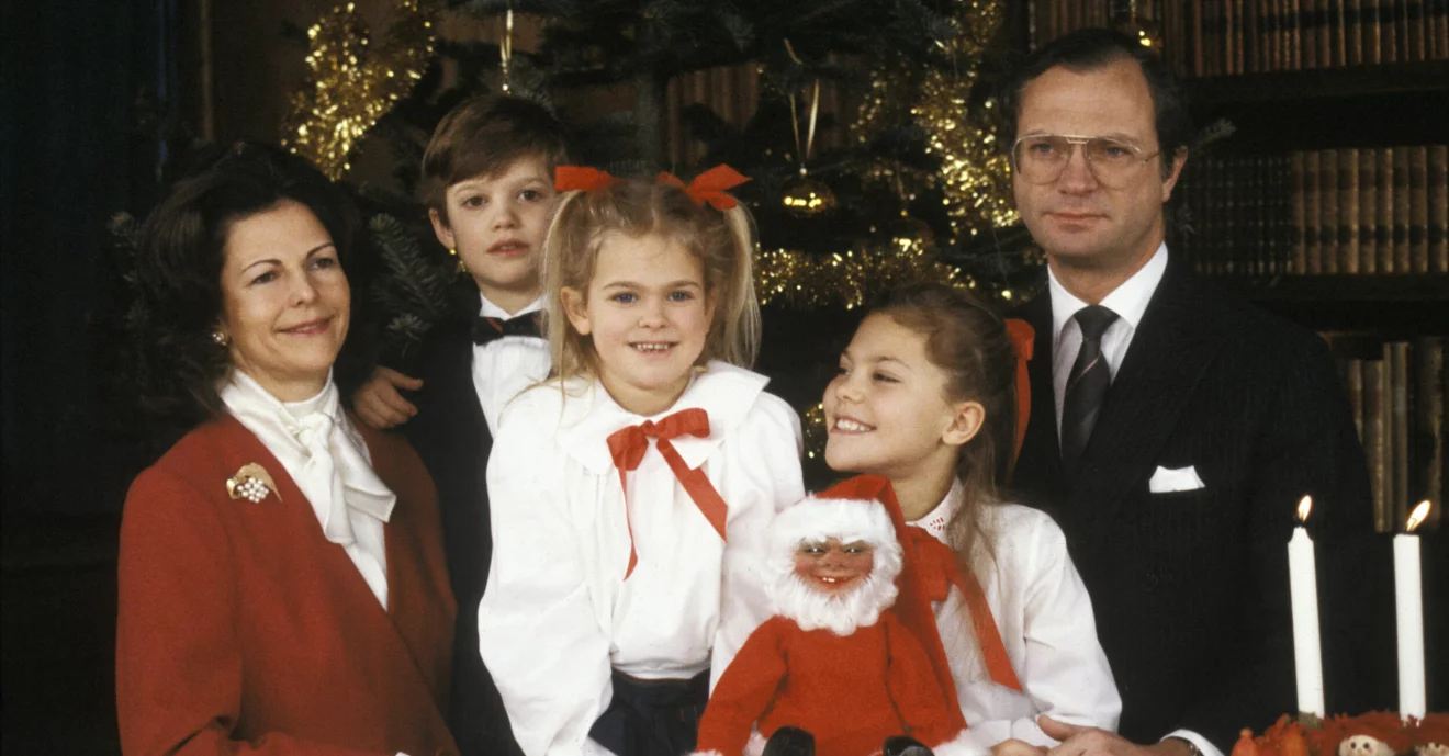 Drottning Silvia, prins Carl Philip, prinsessan Madeleine, kronprinsessan Victoria och kung Carl Gustaf firar jul 1987.