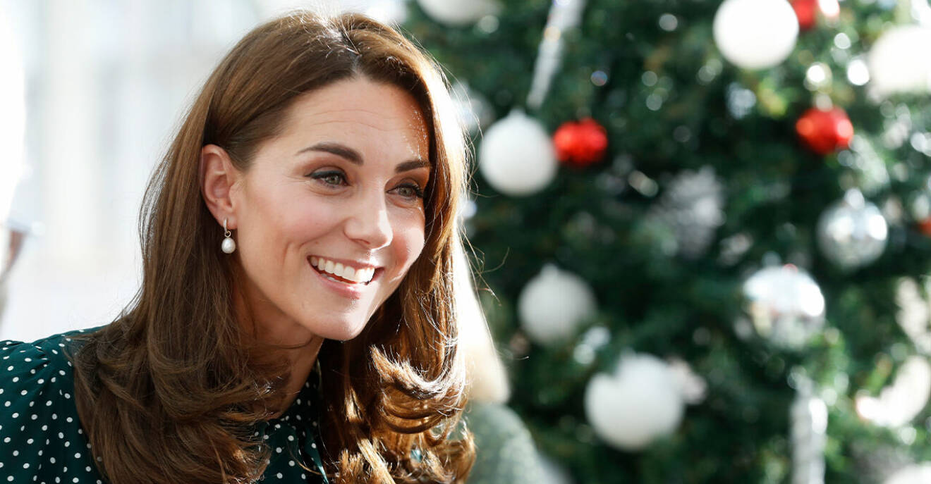 Kate, hertiginnan av Cambridge framför en julgran.