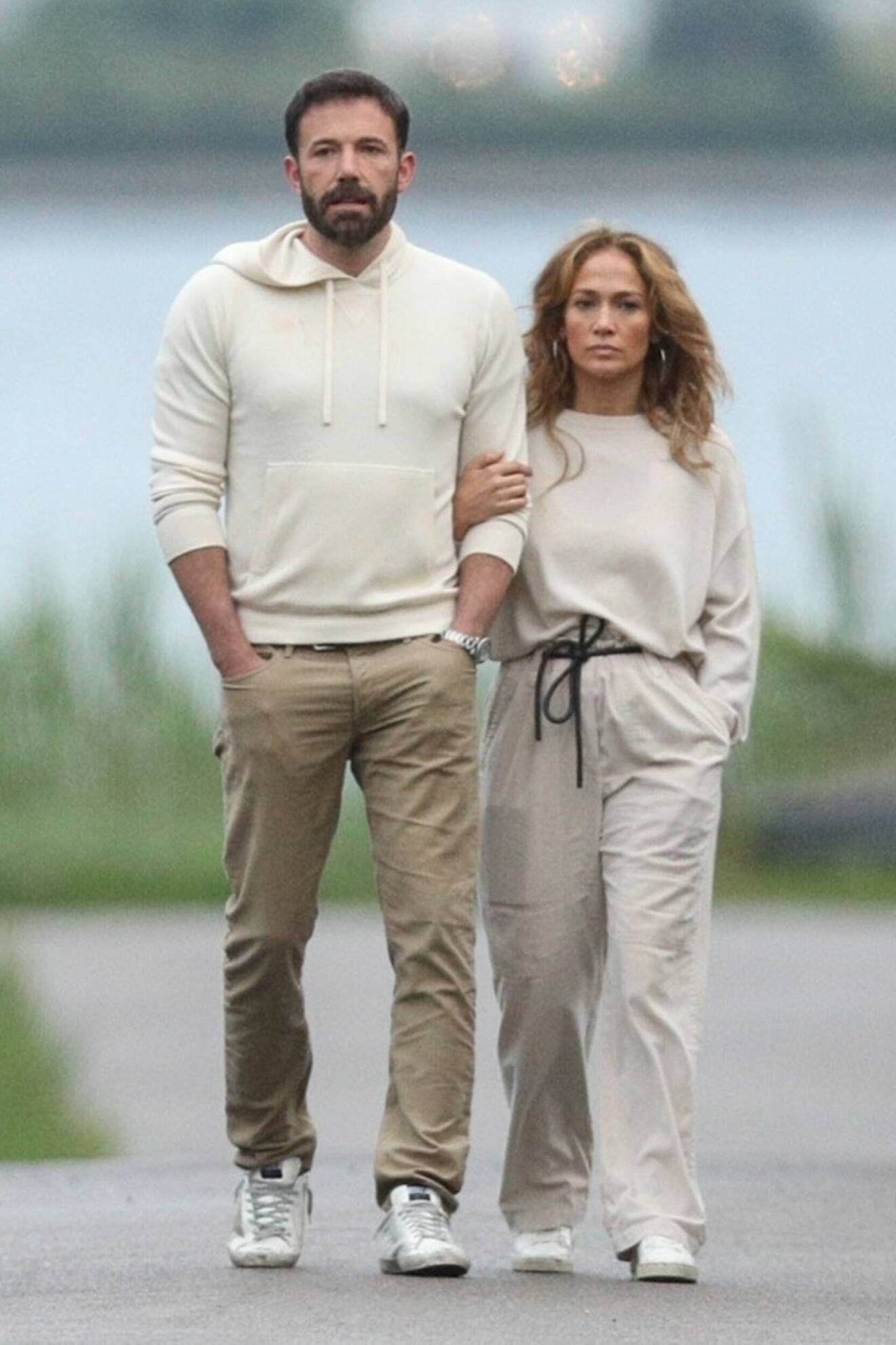 Ben Affleck och Jennifer Lopez i matchande beige