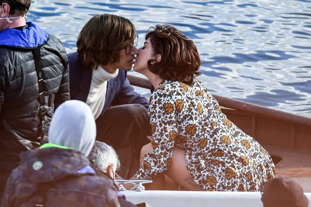 Gaga och Driver kysser varandra på en båt under inspelningen.