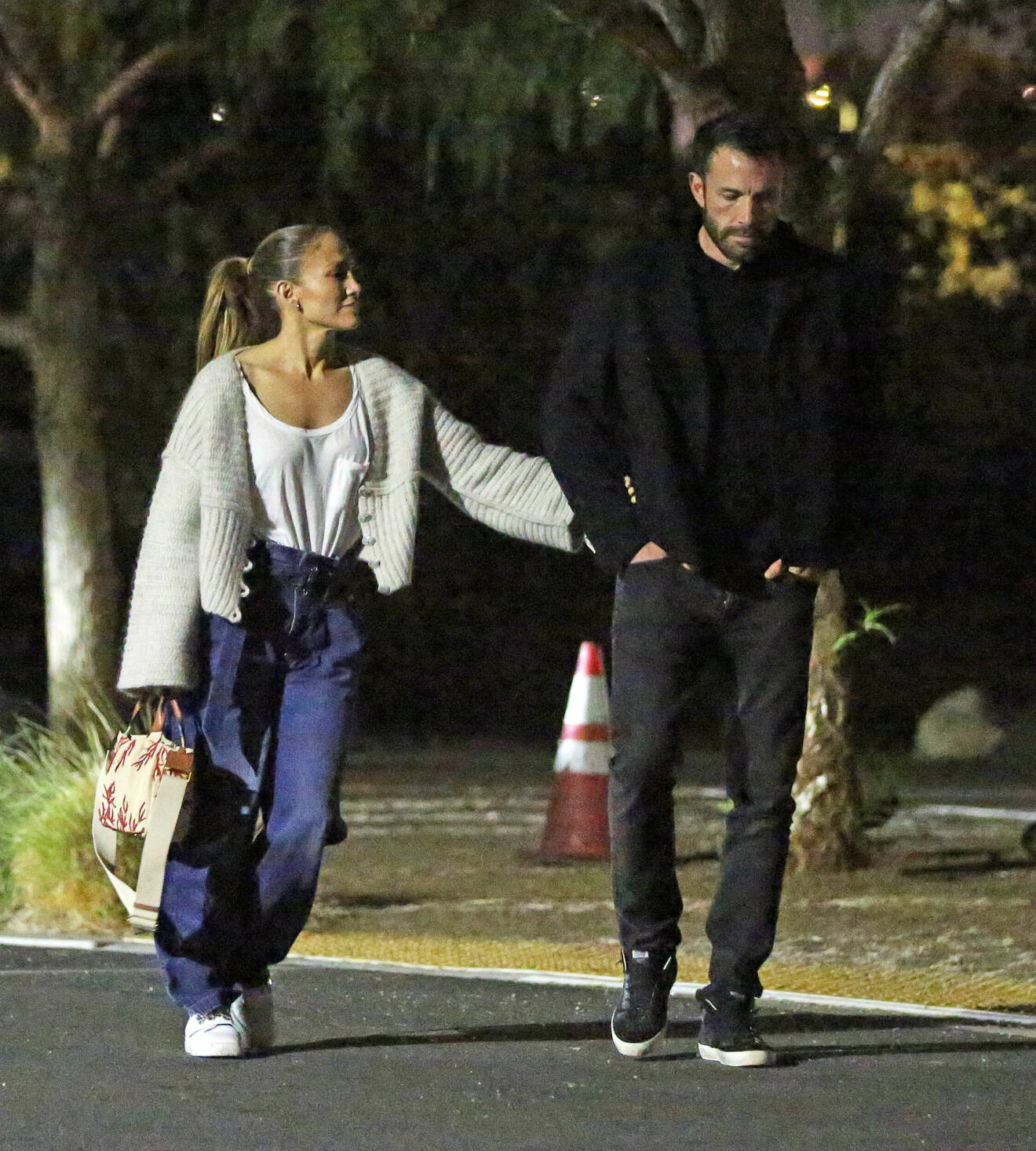 Jennifer Lopez i stickad tröja, håller hand med Ben Affleck.