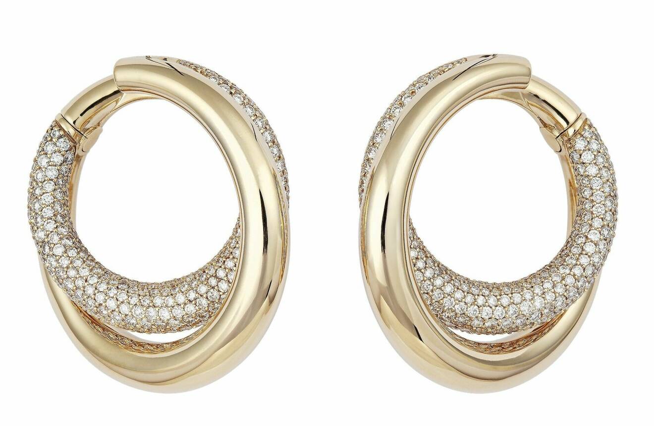 The infinity loop earring – skruvade hoops med gnistrande diamanter från Engelbert.