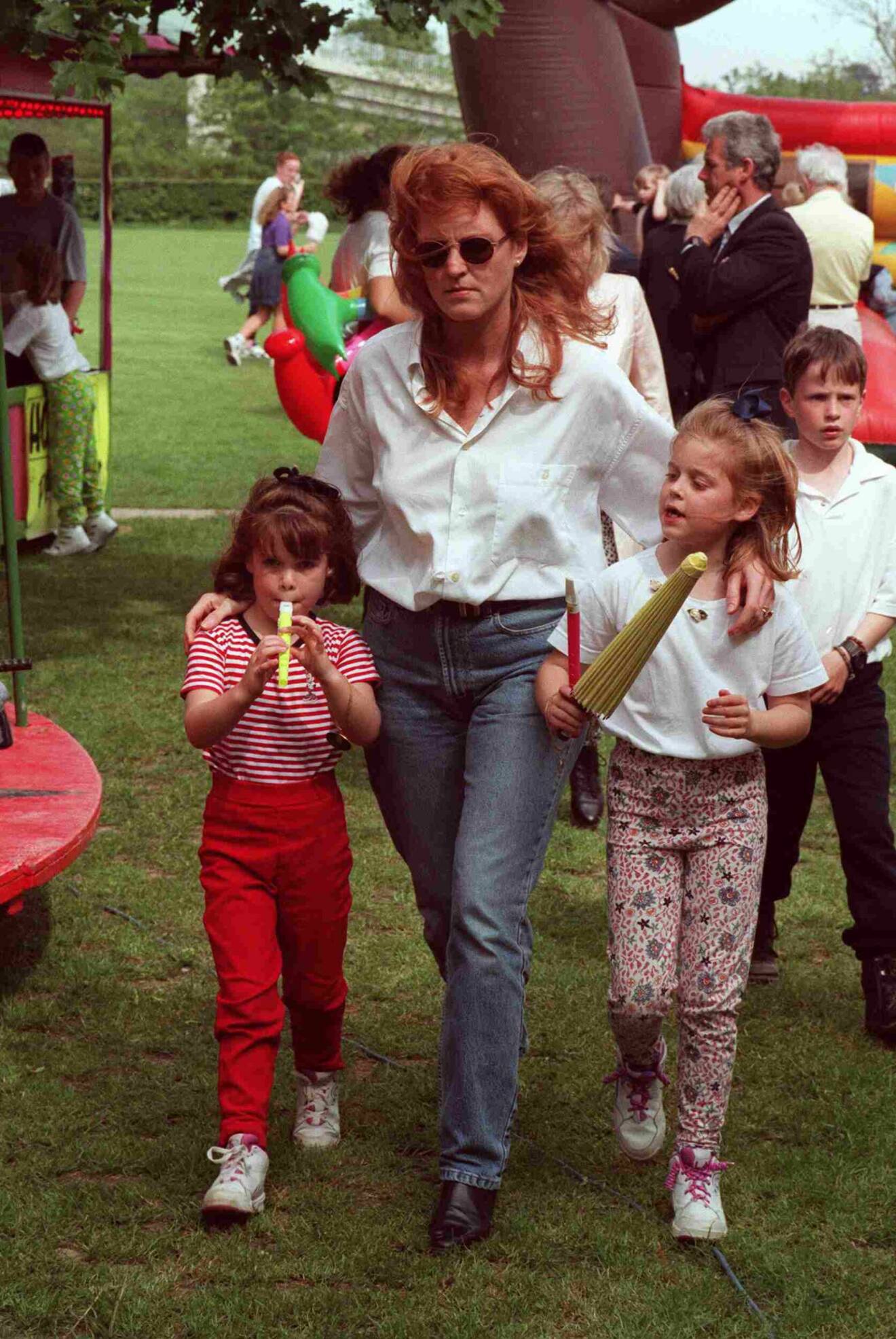 Sarah Ferguson med döttrarna prinsessan Eugenie och prinsessan Beatrice.