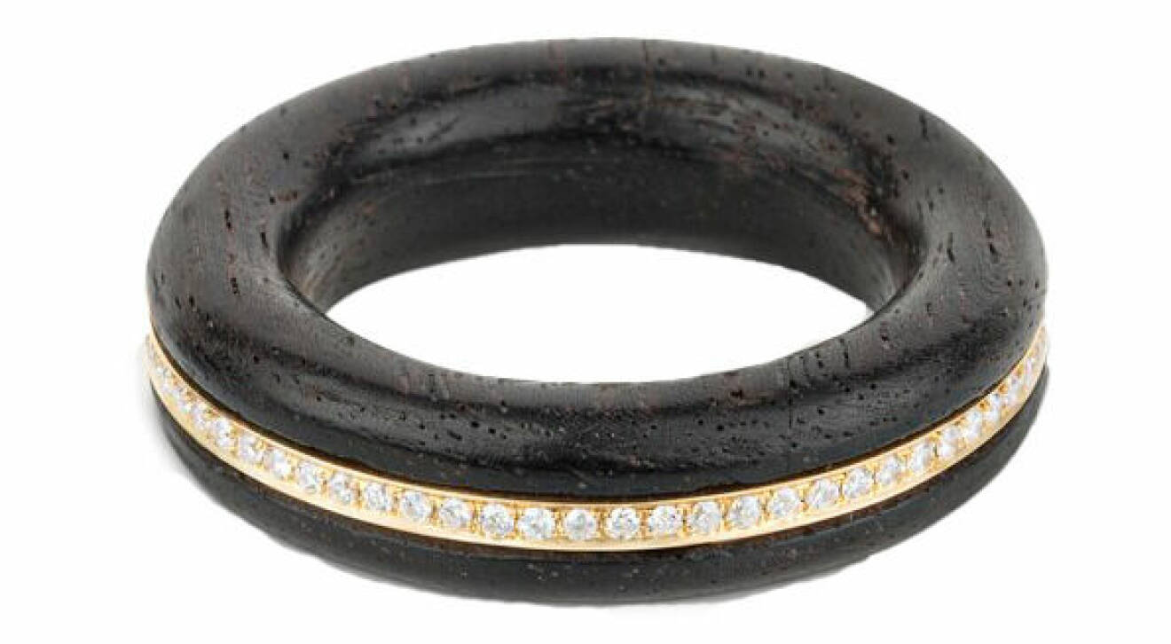 Victoria Ring i återvunnet guld och handgjort ebenholtsträ från By Pariah.