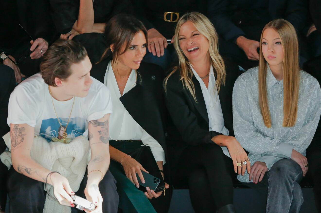 Kate och Lila Moss, Victoria och Brooklyn Beckham på Dior AW 2020.
