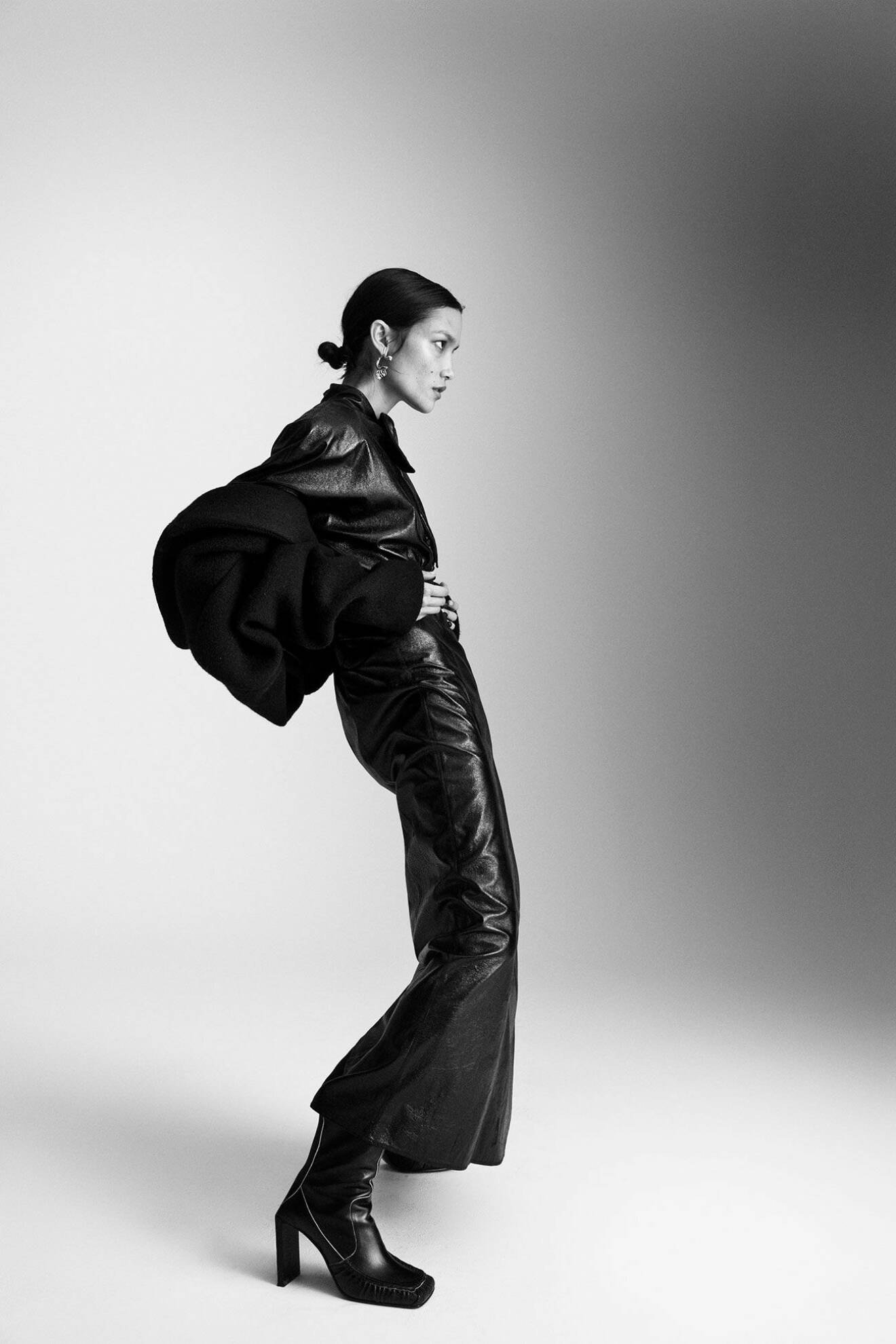 Modellen har på sig en lång svart klänning och svart jacka, allt från Isabel Marant