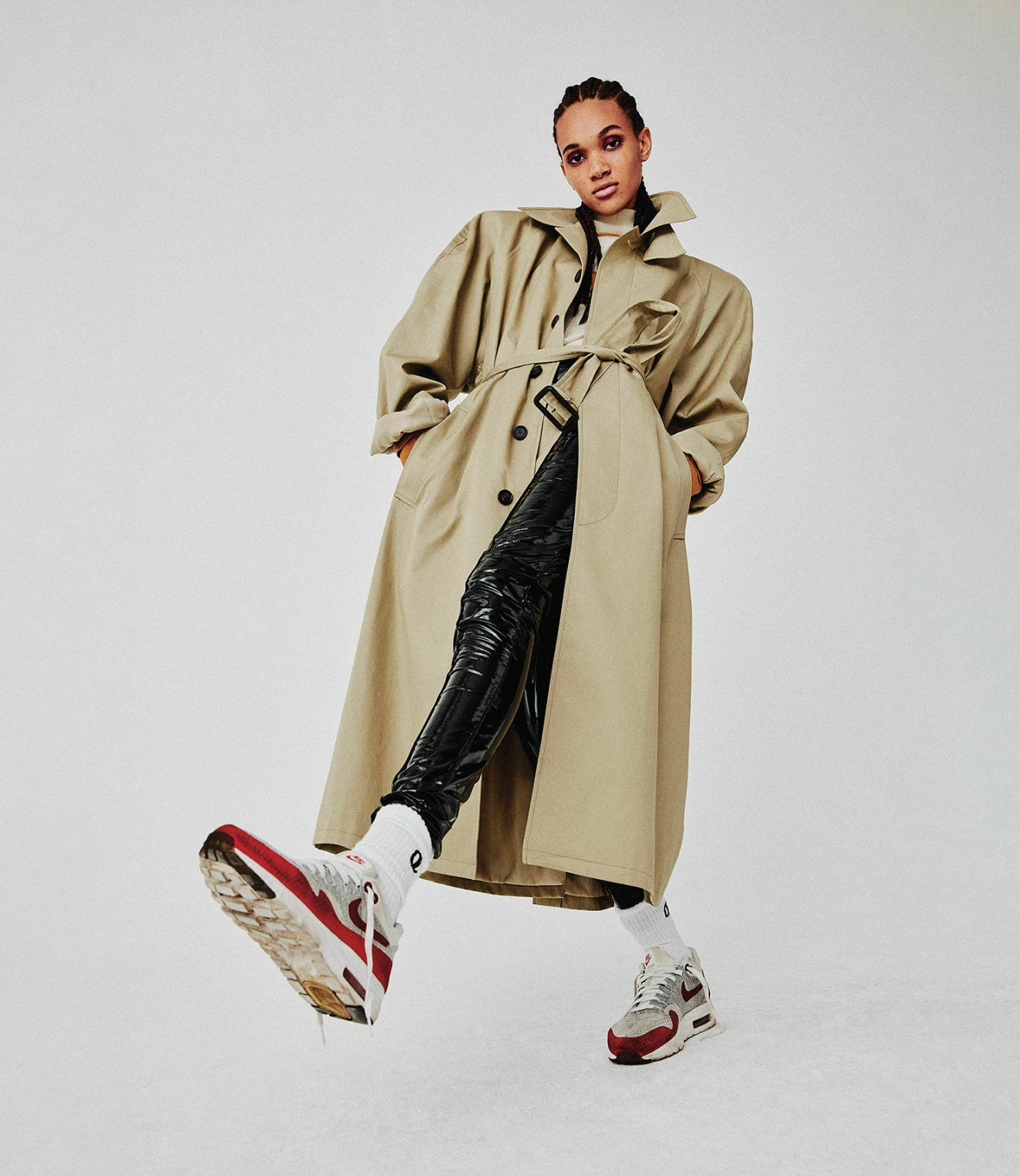 Modellen bär en lång vintage Burberry trenchcoat