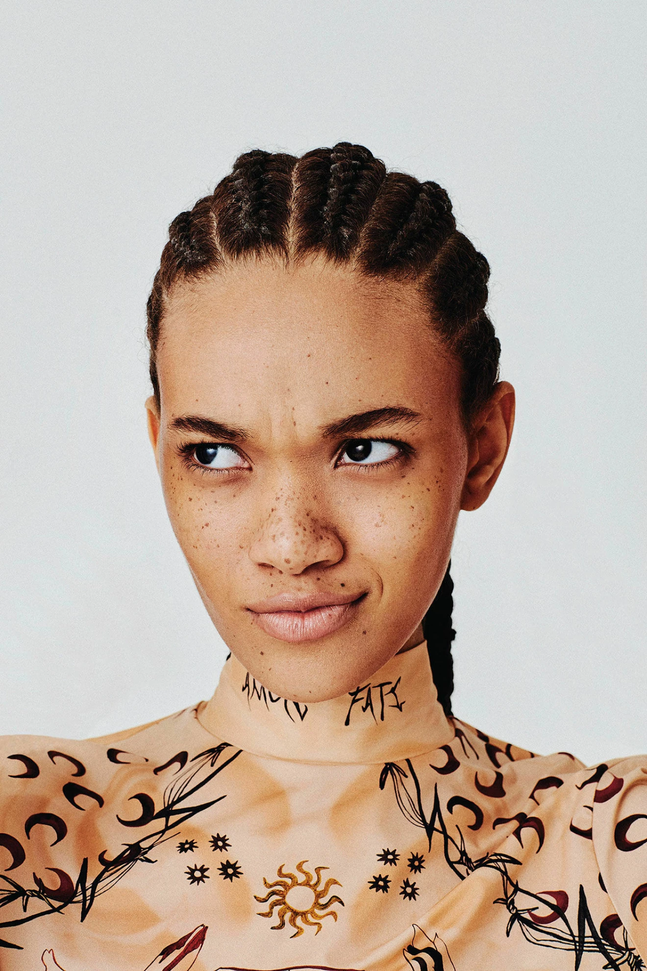 Modellen har på sig en mönstrad topp från Marine Serre