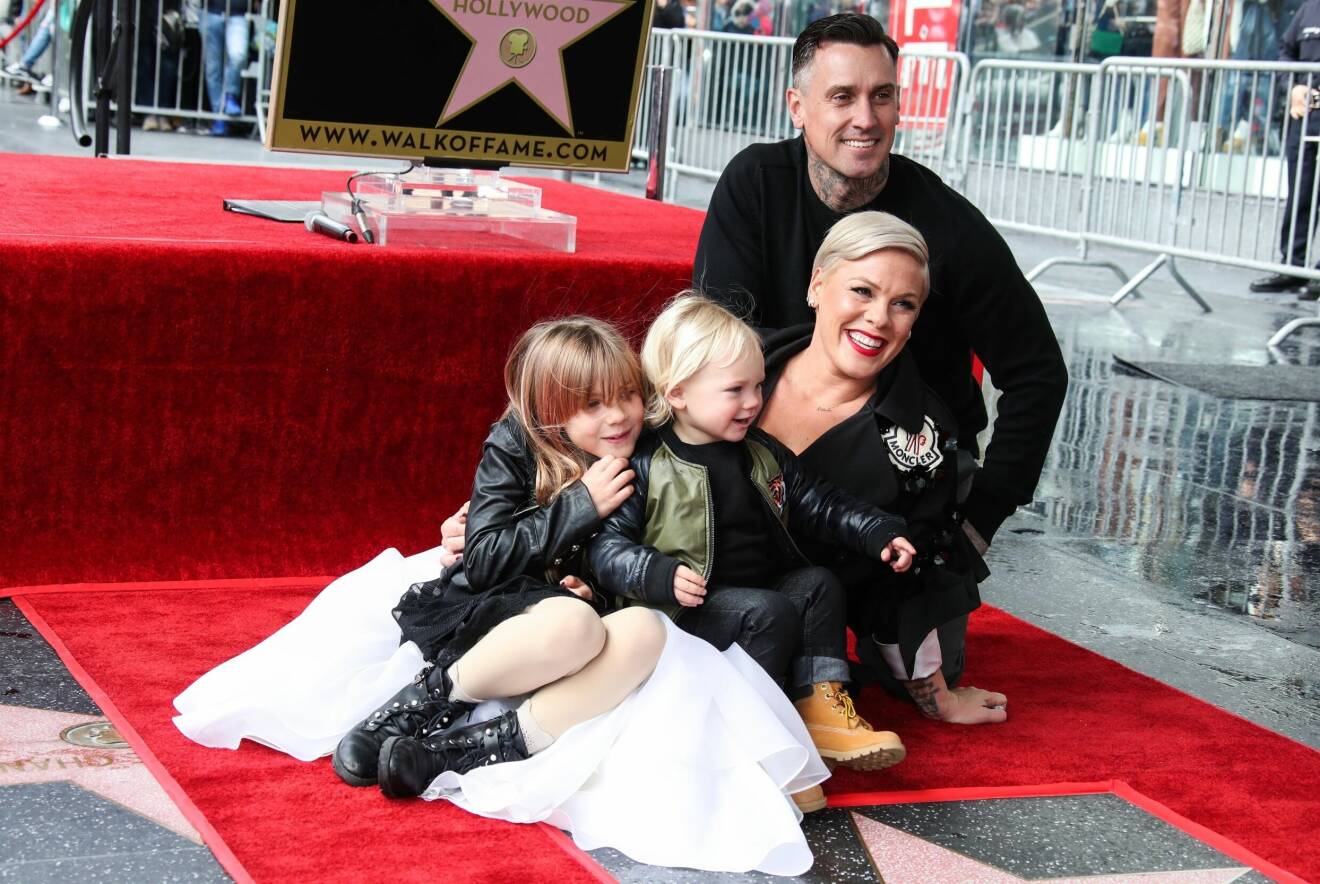 Familjen samlad när Pink fick sin stjärna på Walk of fame.