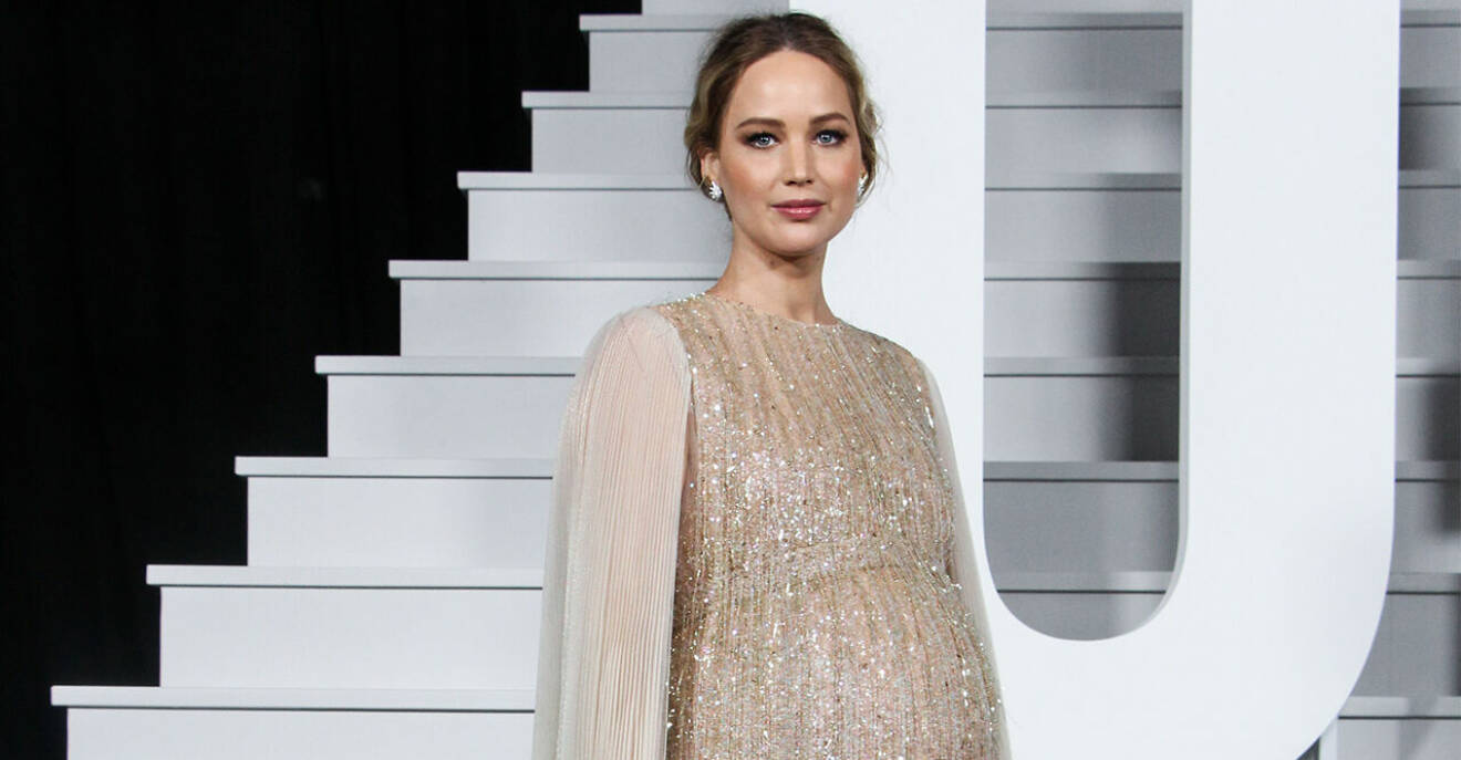 Jennifer Lawrence visar upp gravidlook på röda mattan