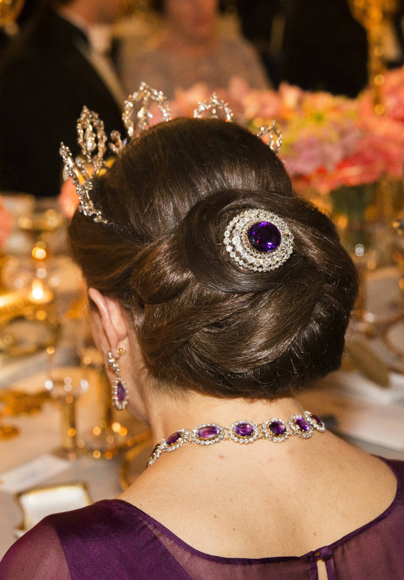Kronprinsessan Victoria med ametist i håruppsättningen vid Nobelmiddagen.