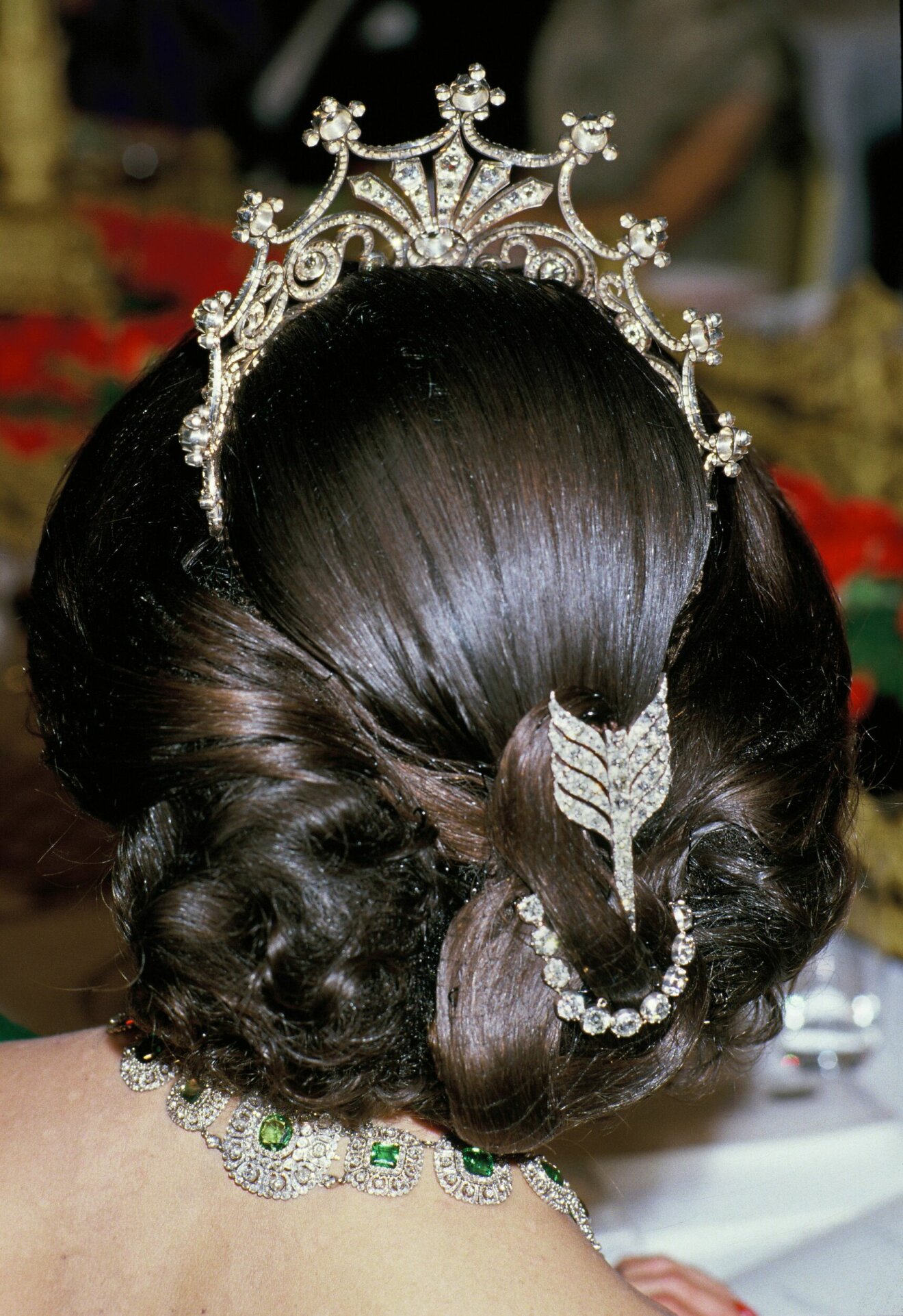 Drottning Silvia med diamantpilen i håruppsättningen.