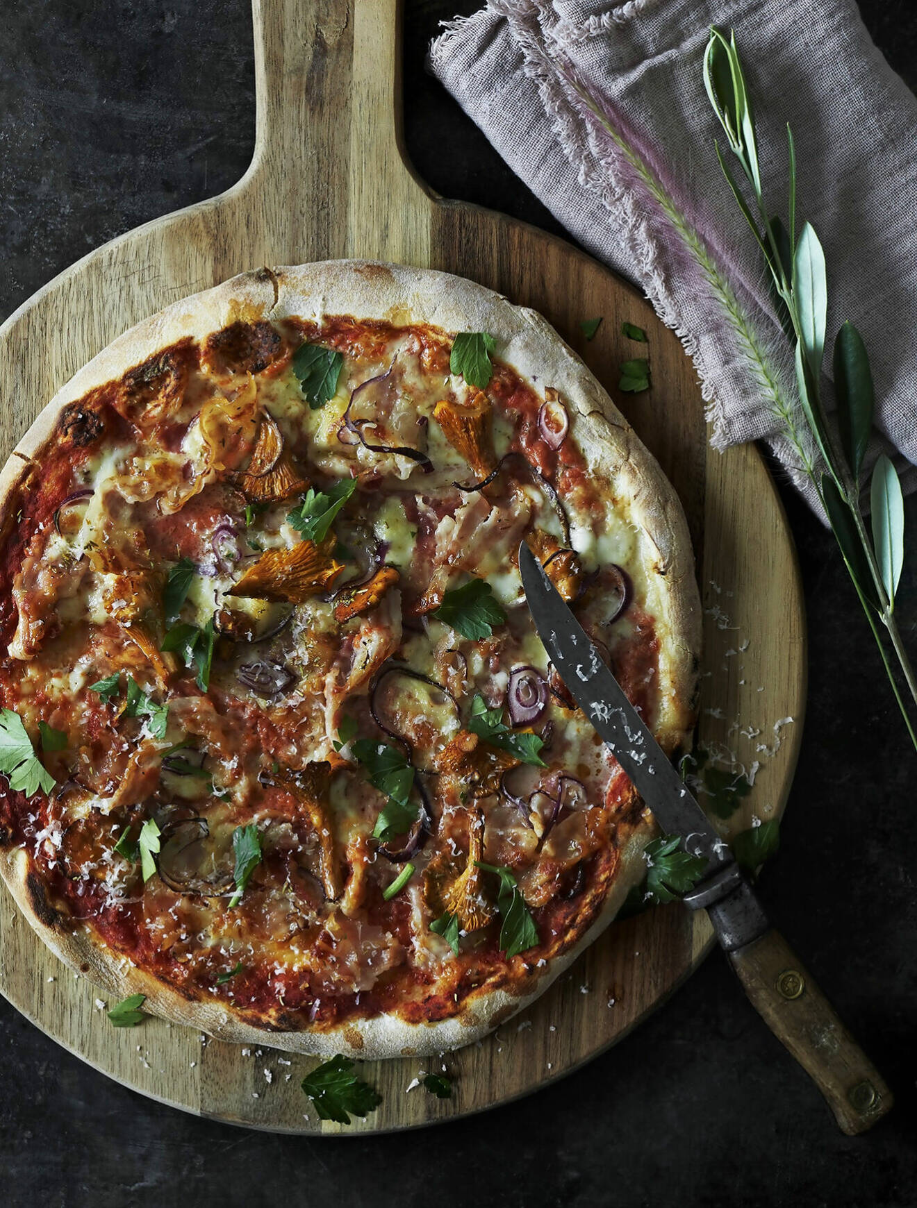 Bjud på pizza med mozzarella och pancetta
