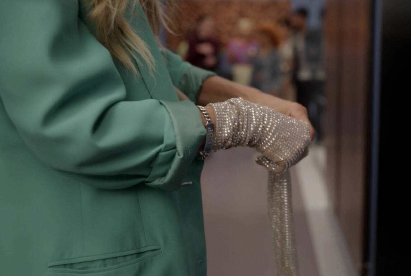 Carrie Bradshaws glittriga handskar i And just like that