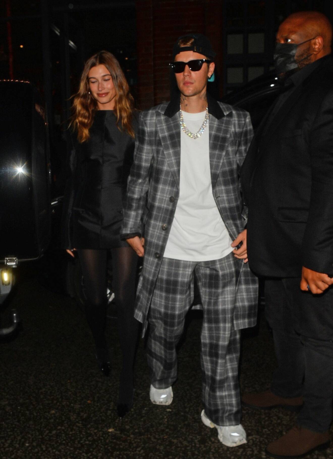 Hailey och Justin Bieber i London. Hailey bär klänning från Acne Studios.