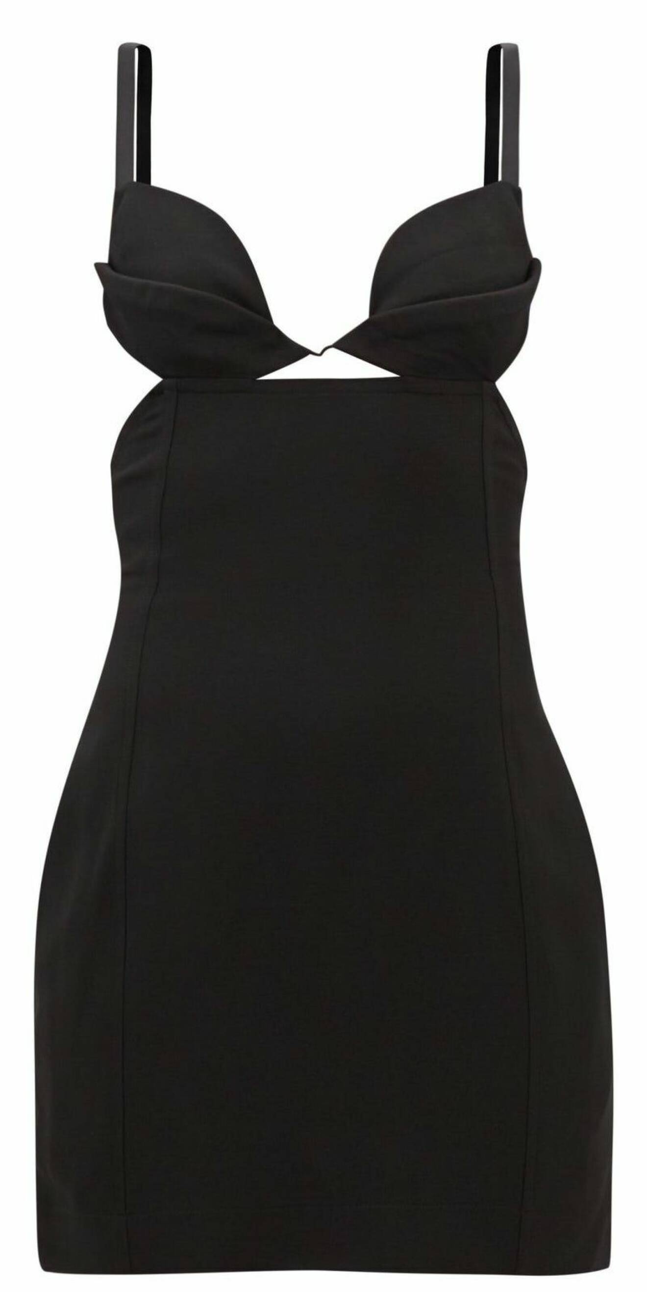 Enkel svart klänning med liten cutout från Nensi Dojaka.