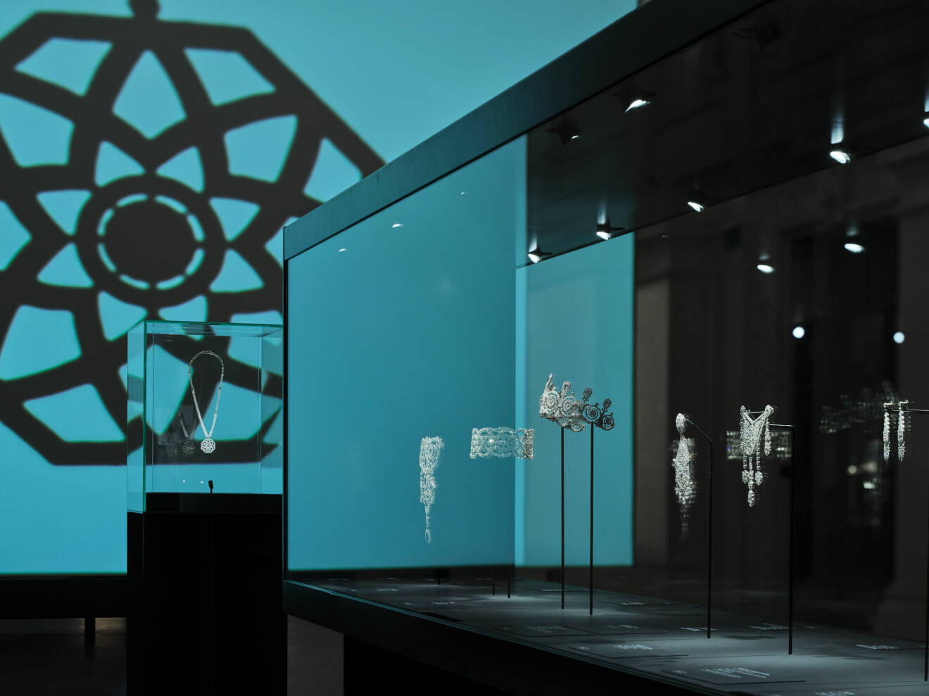 Juveler från Cartier and Islamic Art på Musée des art décoratifs.