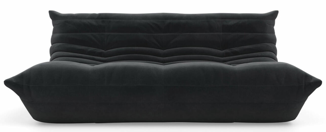 Svart bekväm soffa i sammet.