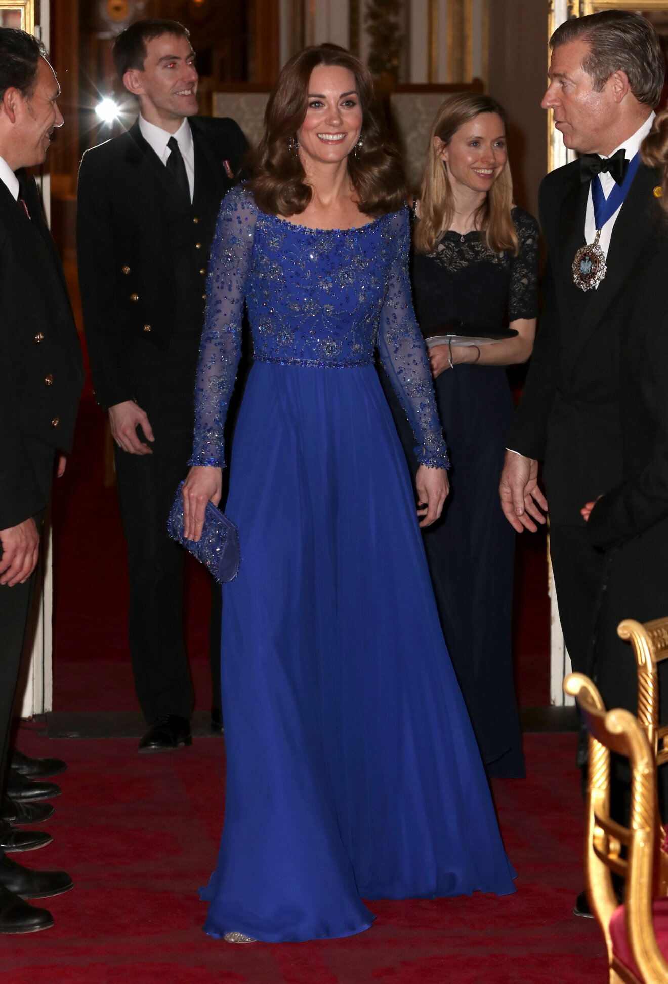 Kate i blå långklänning med strass.