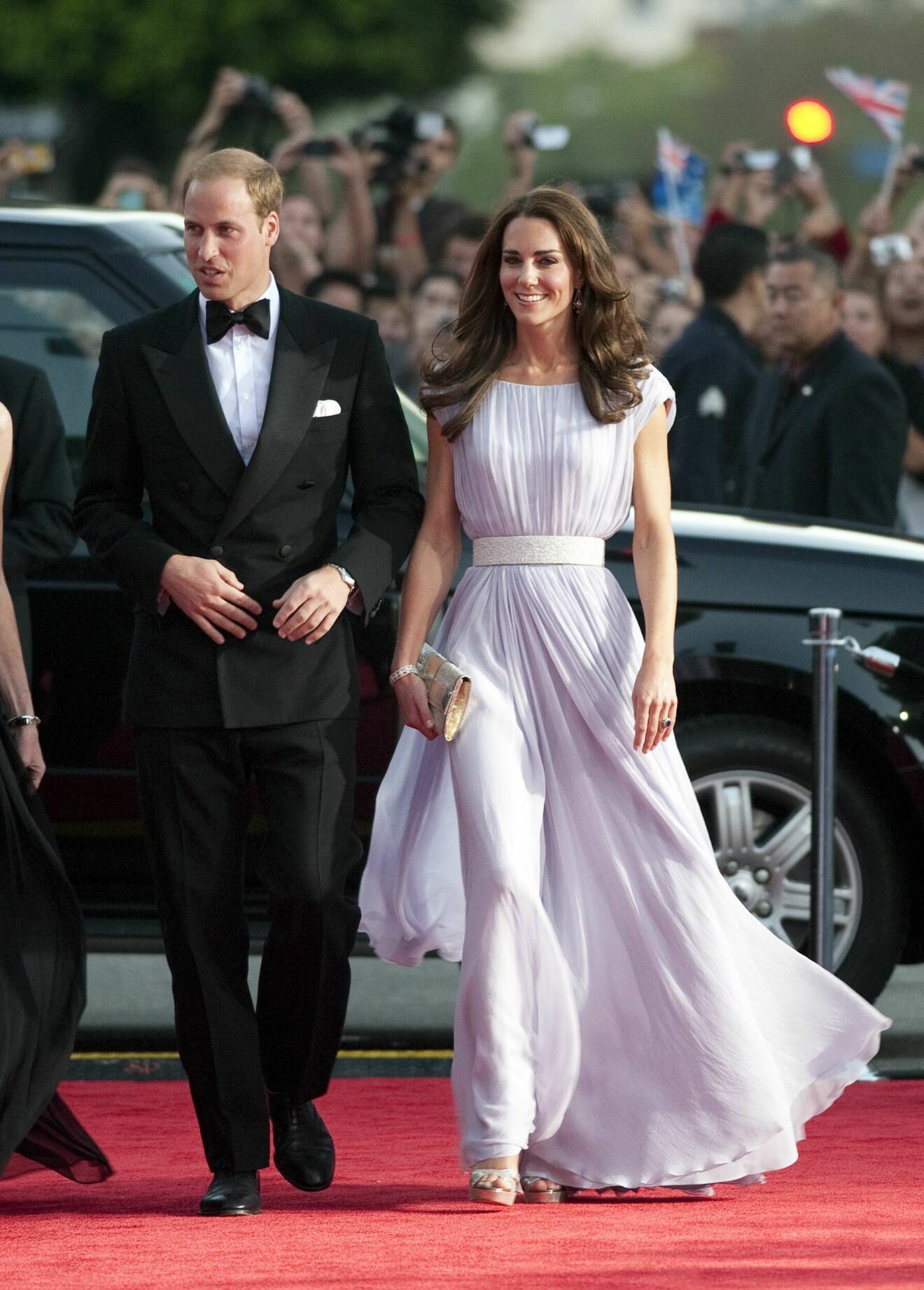 Kate i lavendelfärgad klänning.