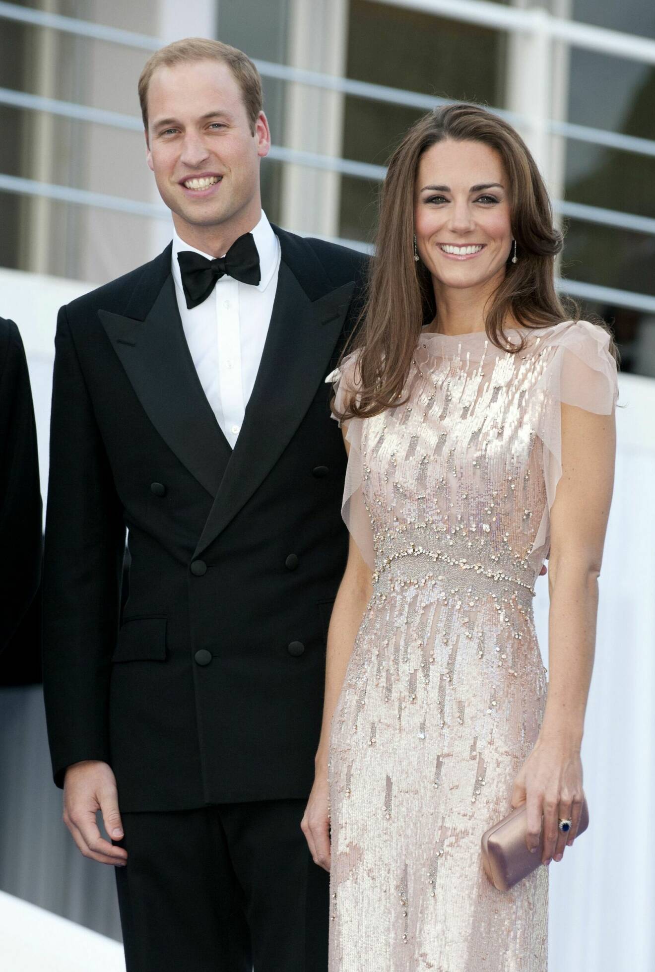 Bild på William och Kate. Kate bär en ljusrosa långklänning.