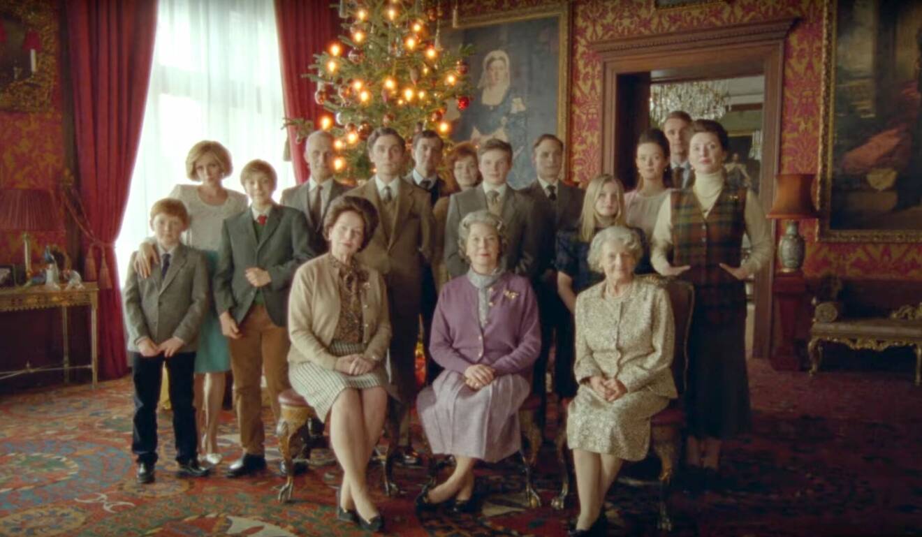 Kungafamiljen framför julgranen i filmen Spencer.