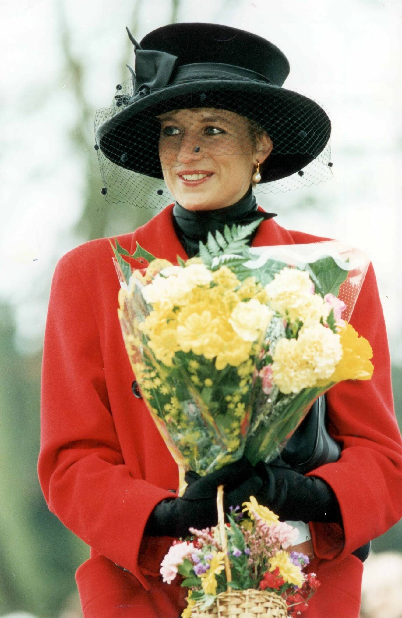 Diana i en röd kavaj och svart hatt med flor vid julfirandet 1993.