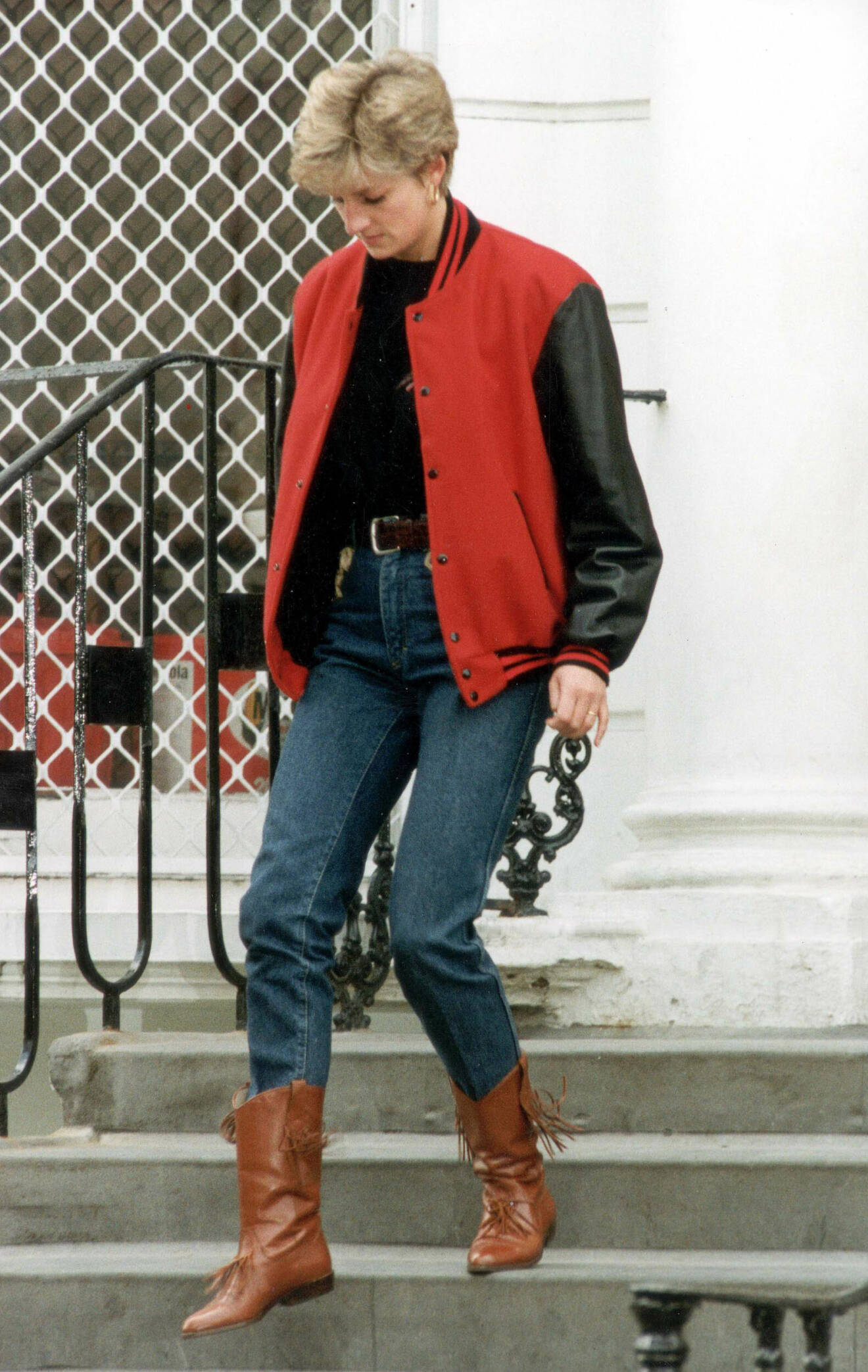 Diana 1992 efter att ha lämnat prins Harry vid skolan. Klädd i röd bomberjacka, jeans och bruna stövlar.