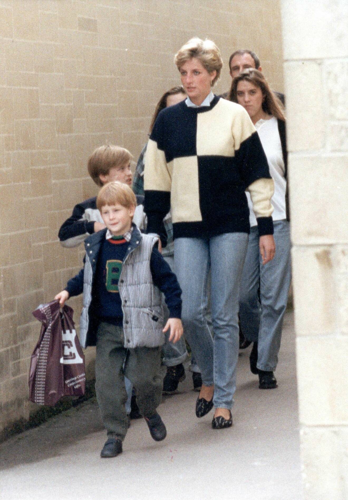Diana i jeans och rutig tröja tillsammans med prins Harry och prins William, i oktober 1990.