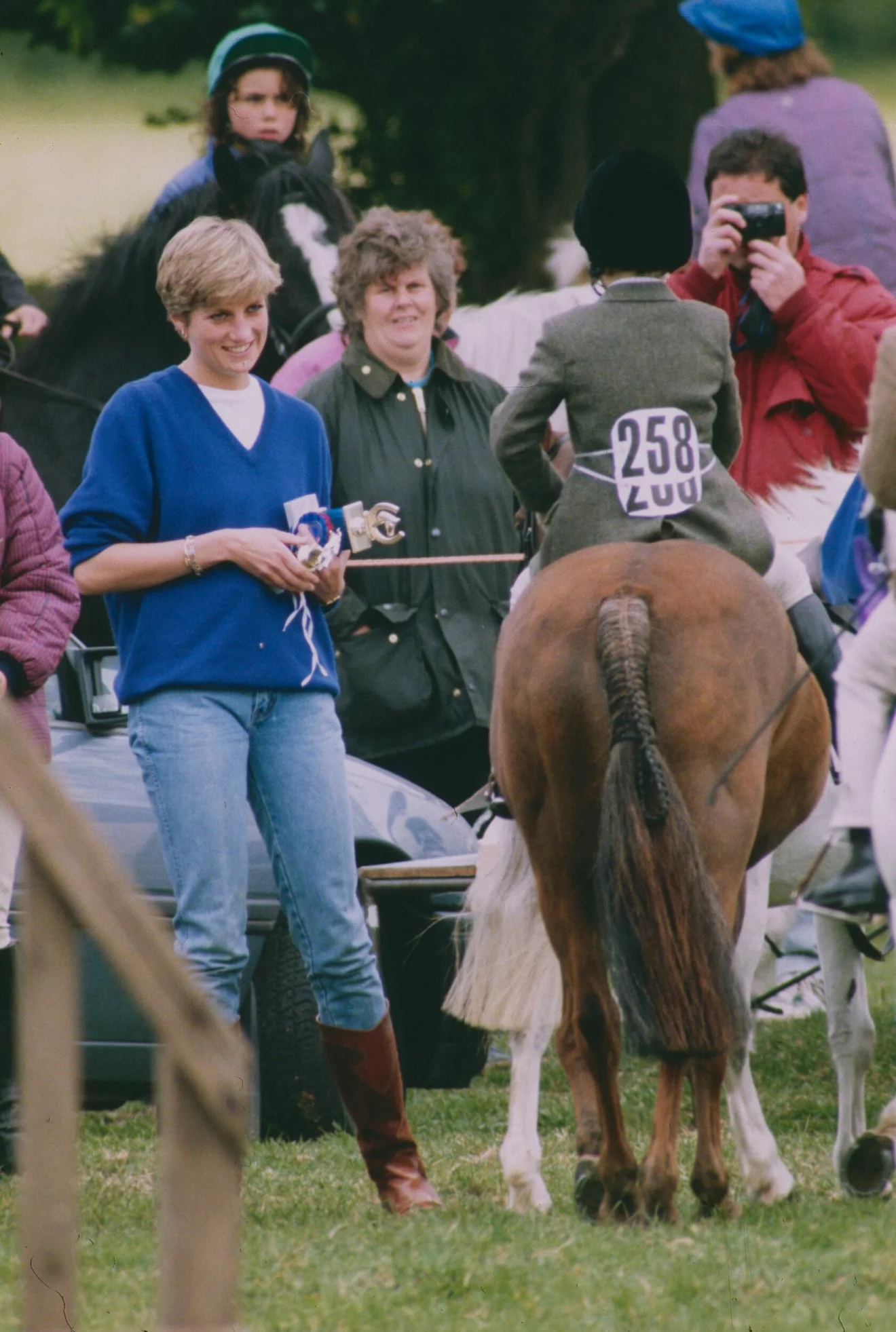 Diana spanar in en ridande Harry, utanför familjebostaden Highgrove i Gloucestershire.