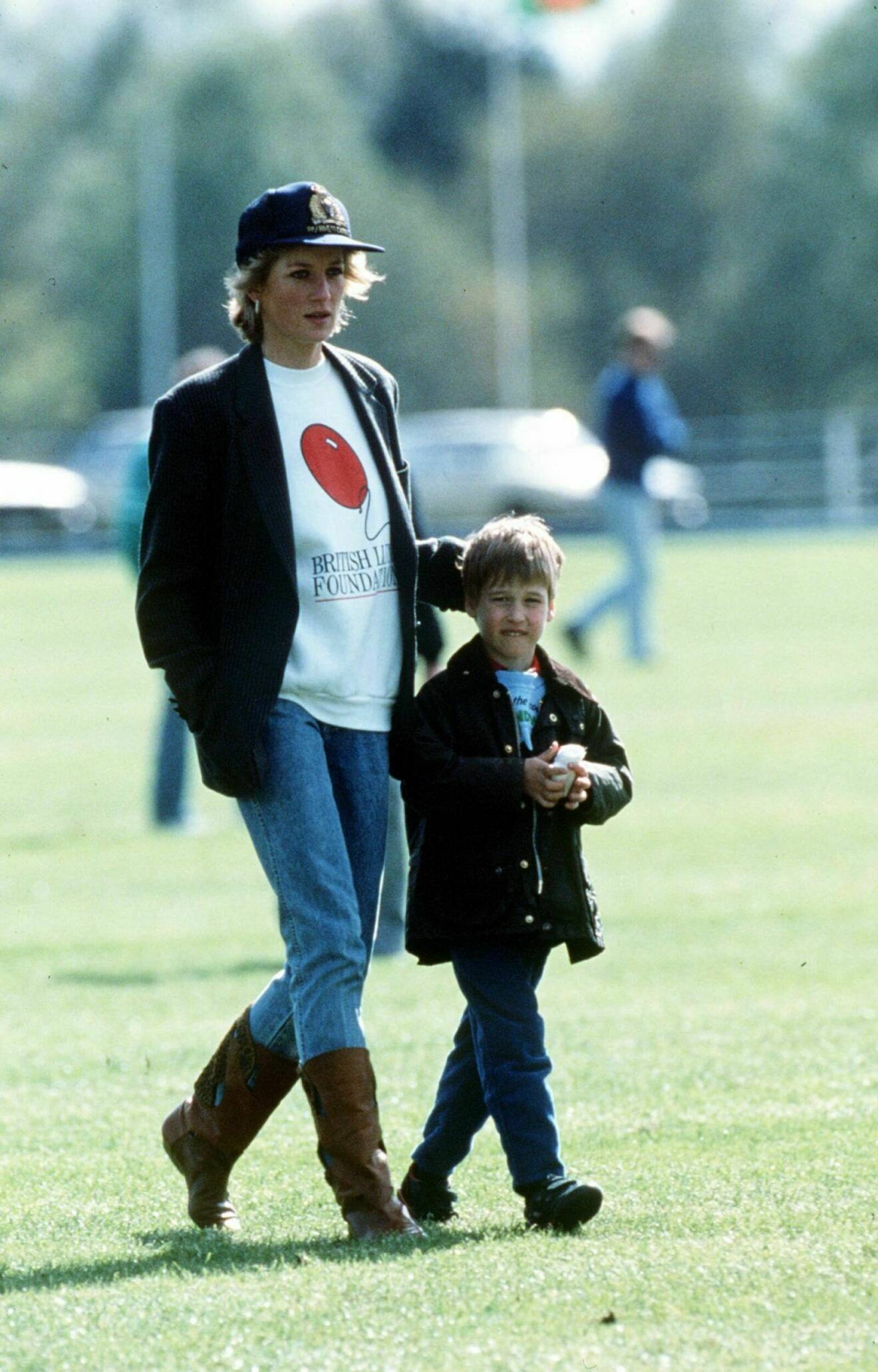 Diana iklädd jeans, sweatshirt och kavaj på hästpolo, 1988.