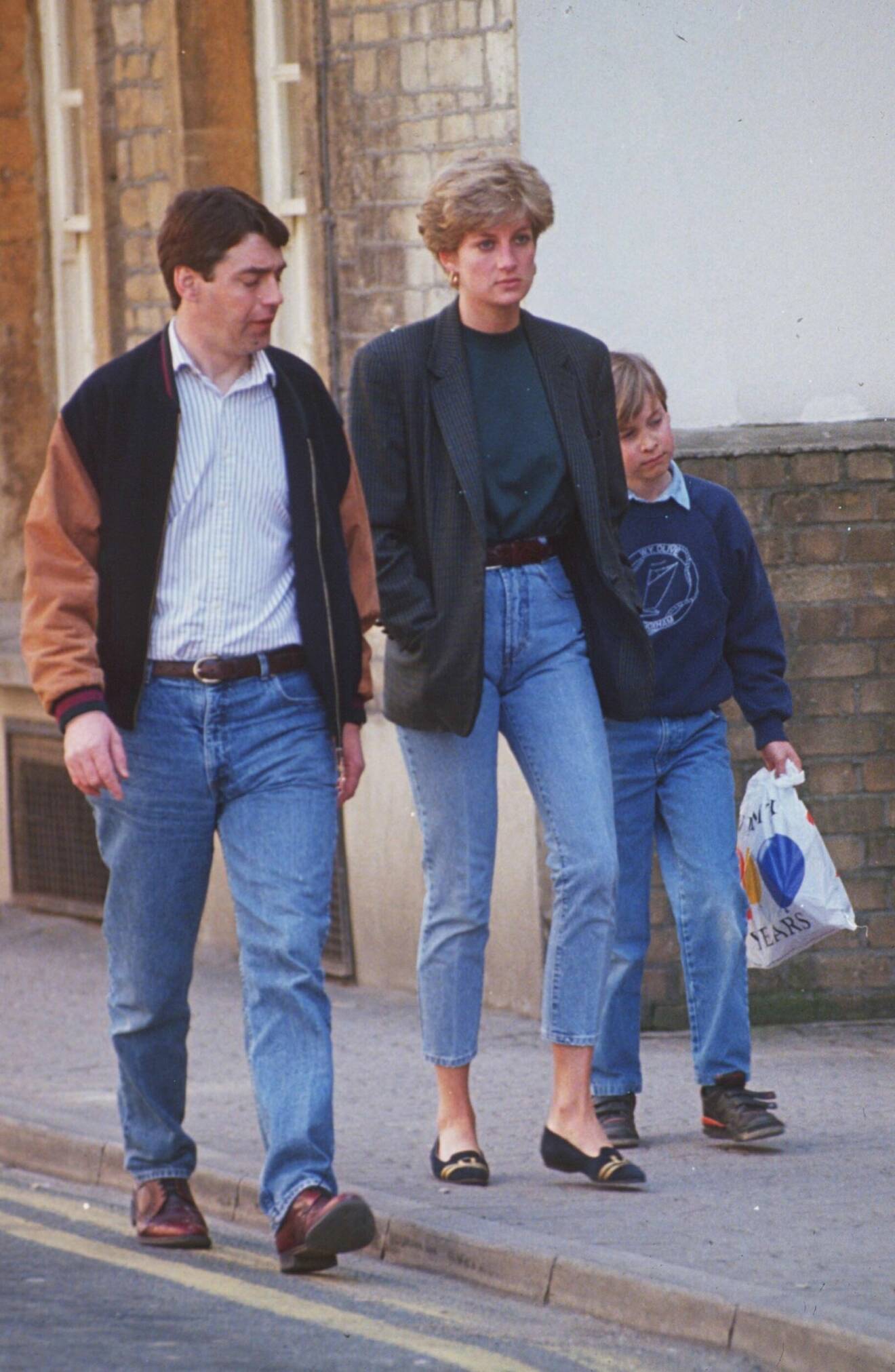 Diana satsar på kavaj- och jeanslook under en shoppingtur, 1992.