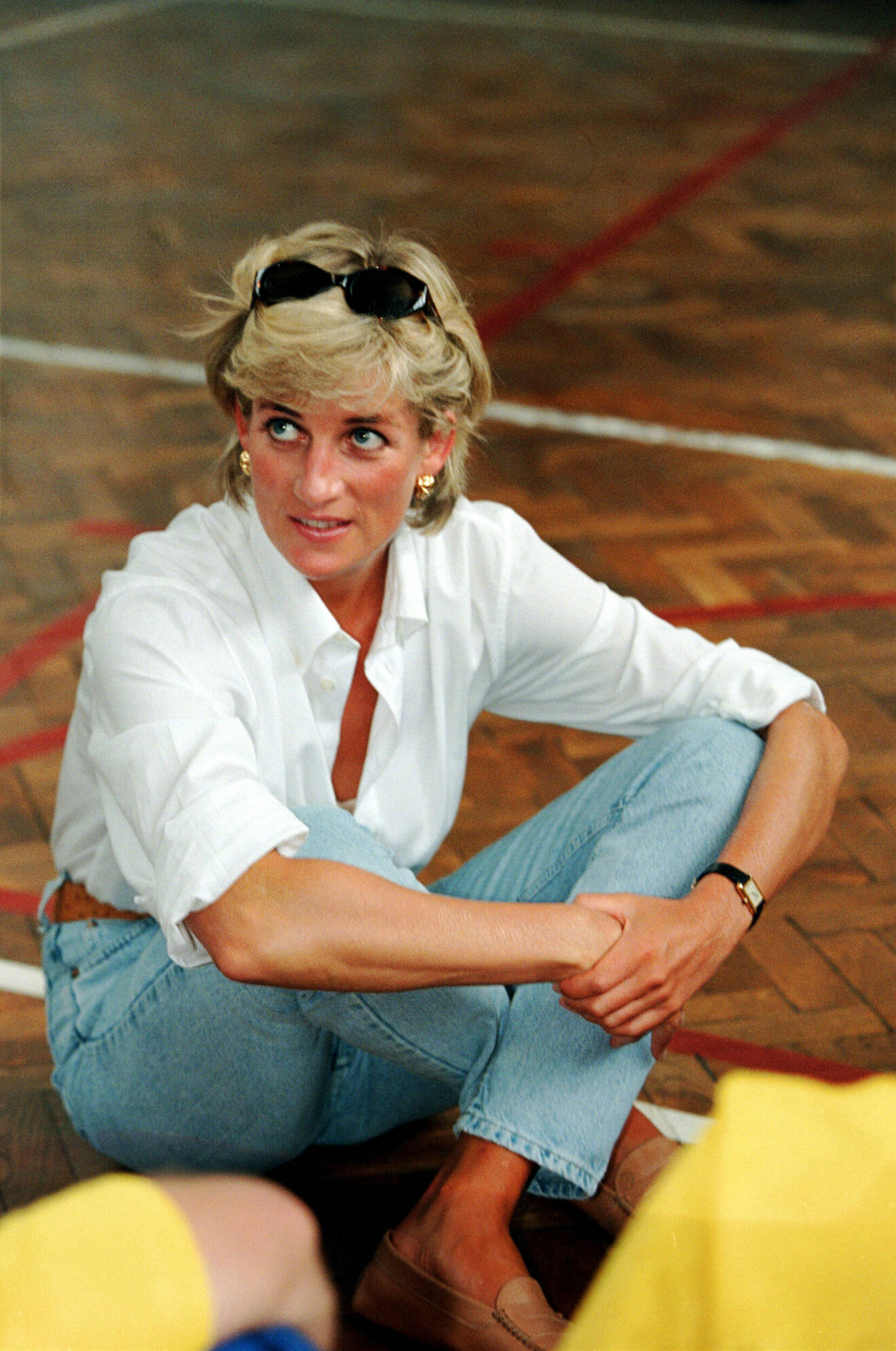 Prinsessan Diana iklädd jeans och skjorta under ett besök på en skola i Sarajevo, 1997.