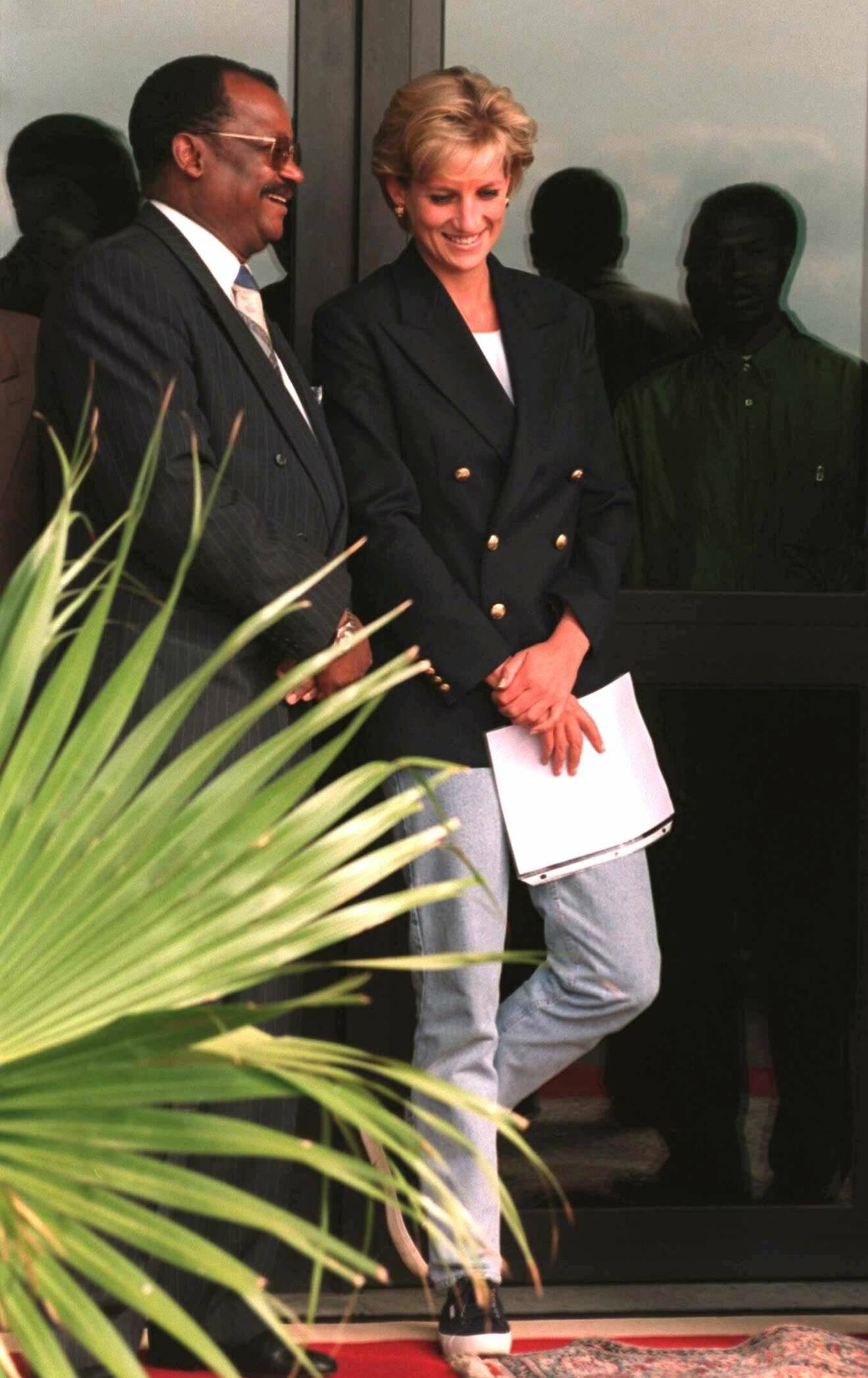 Diana iklädd kavaj och jeans på Luanda airport i Angola, 1997.