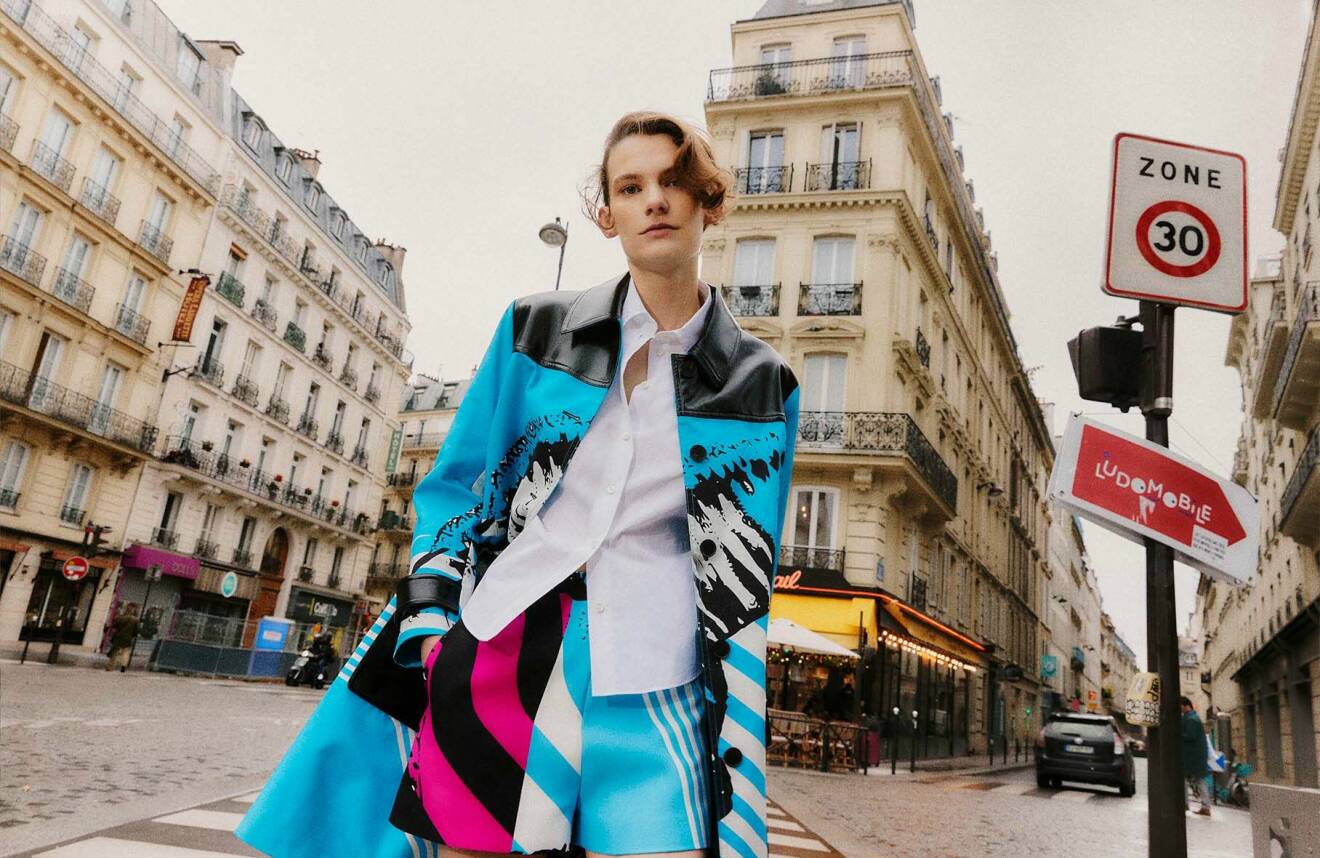 Modellen Lena har på sig matchande mönstrad jacka och skorts med en vit skjorta under, allt från Christian Dior