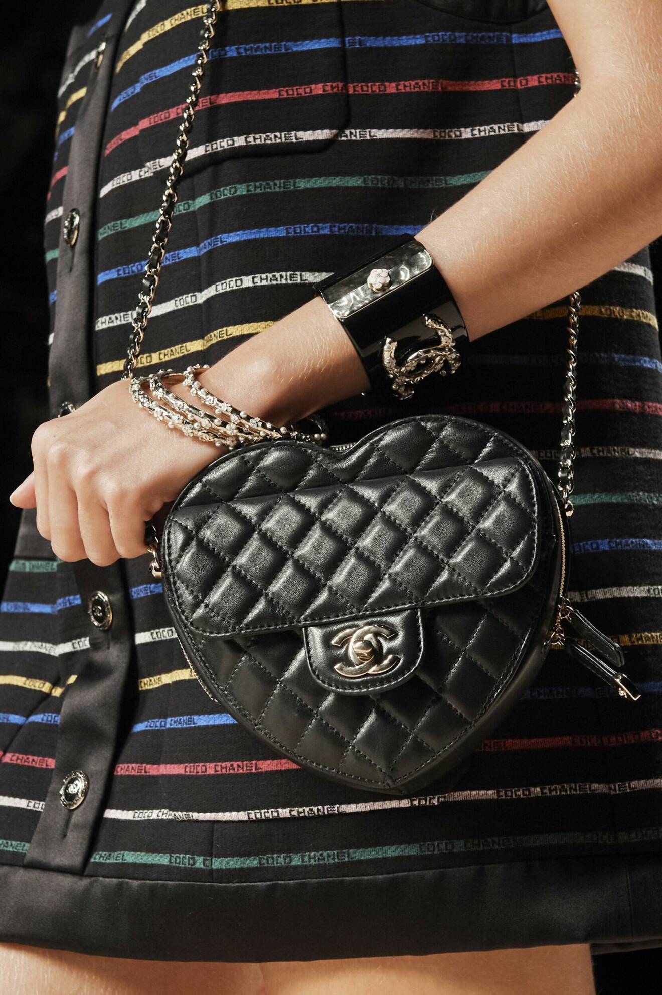 Snygg hjärtformad väska i svart från Chanel.