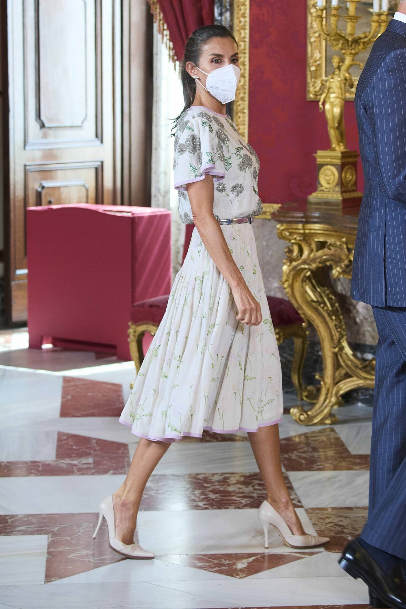 Drottning Letizia i blommönstrad klänning och silverskärp.