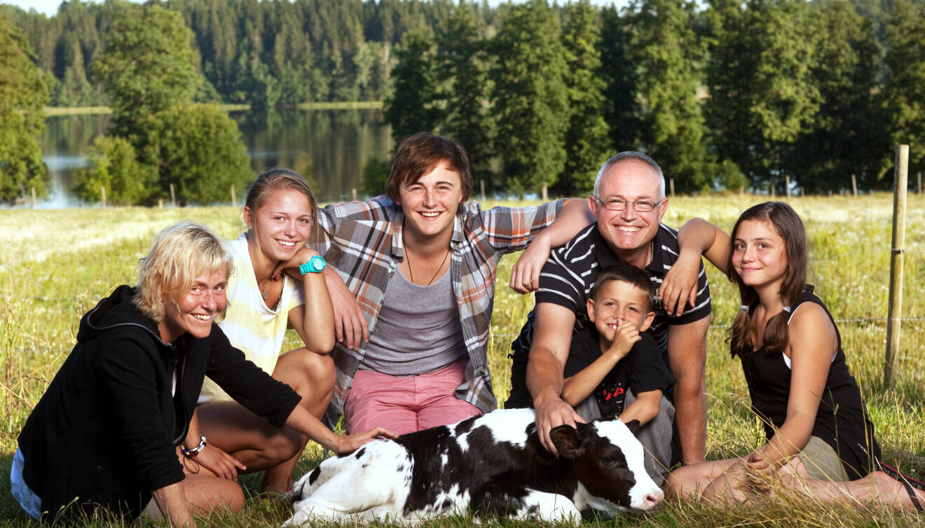 Familjen Borgström, mamma Nina, pappa Christof, Fredrik, Anna, Sara och Oskar i tv-serien Drömmen om landet.